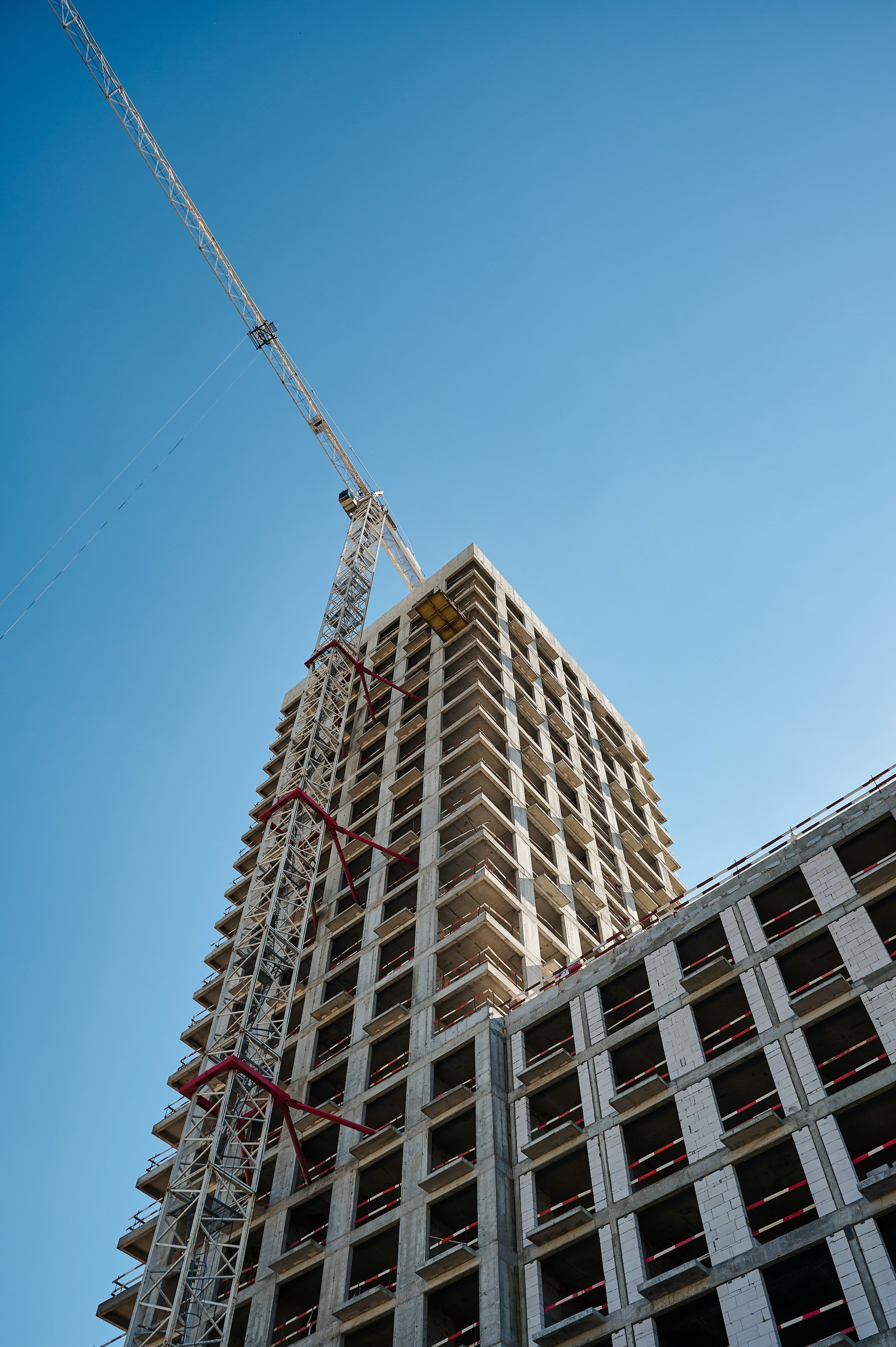нижний ракурс для съёмки стройки дома