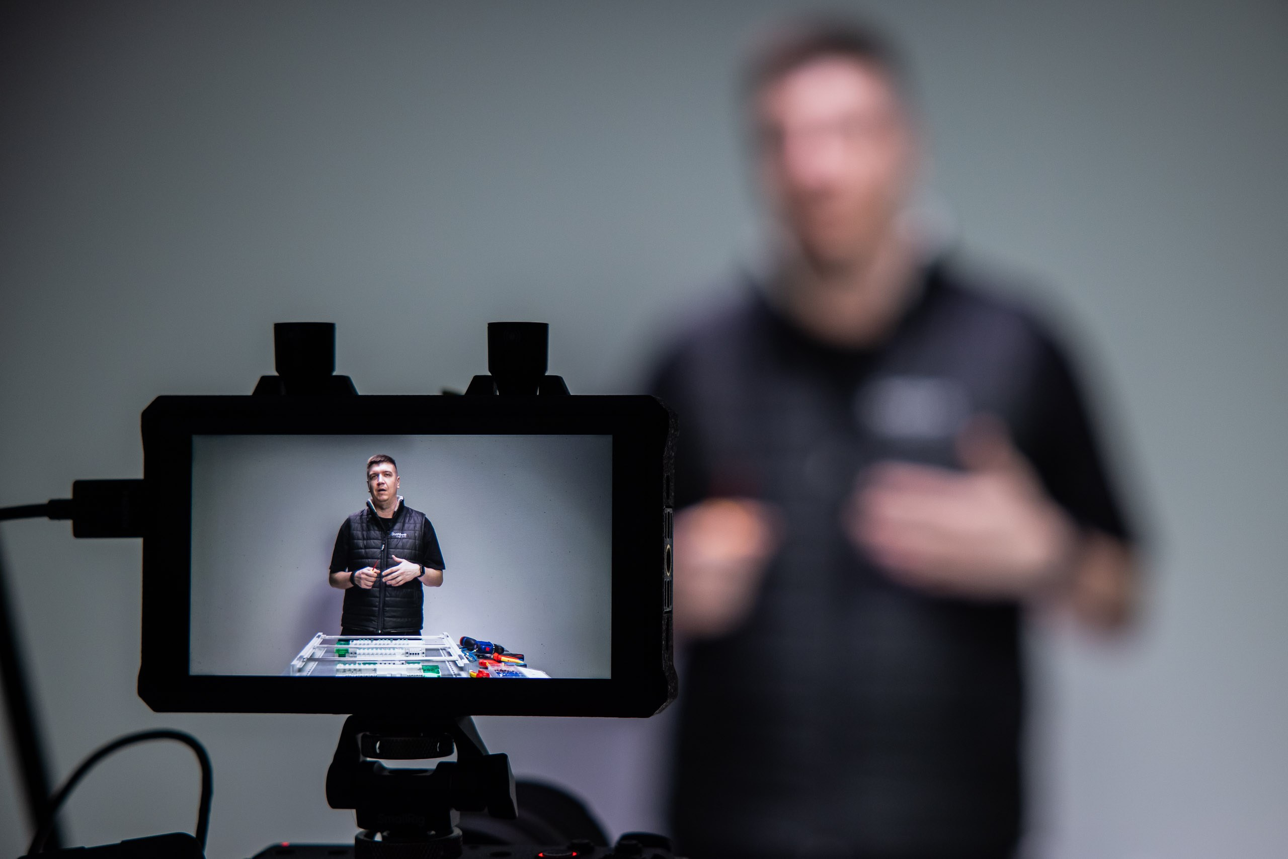 электромонтажник в экране видеокамеры