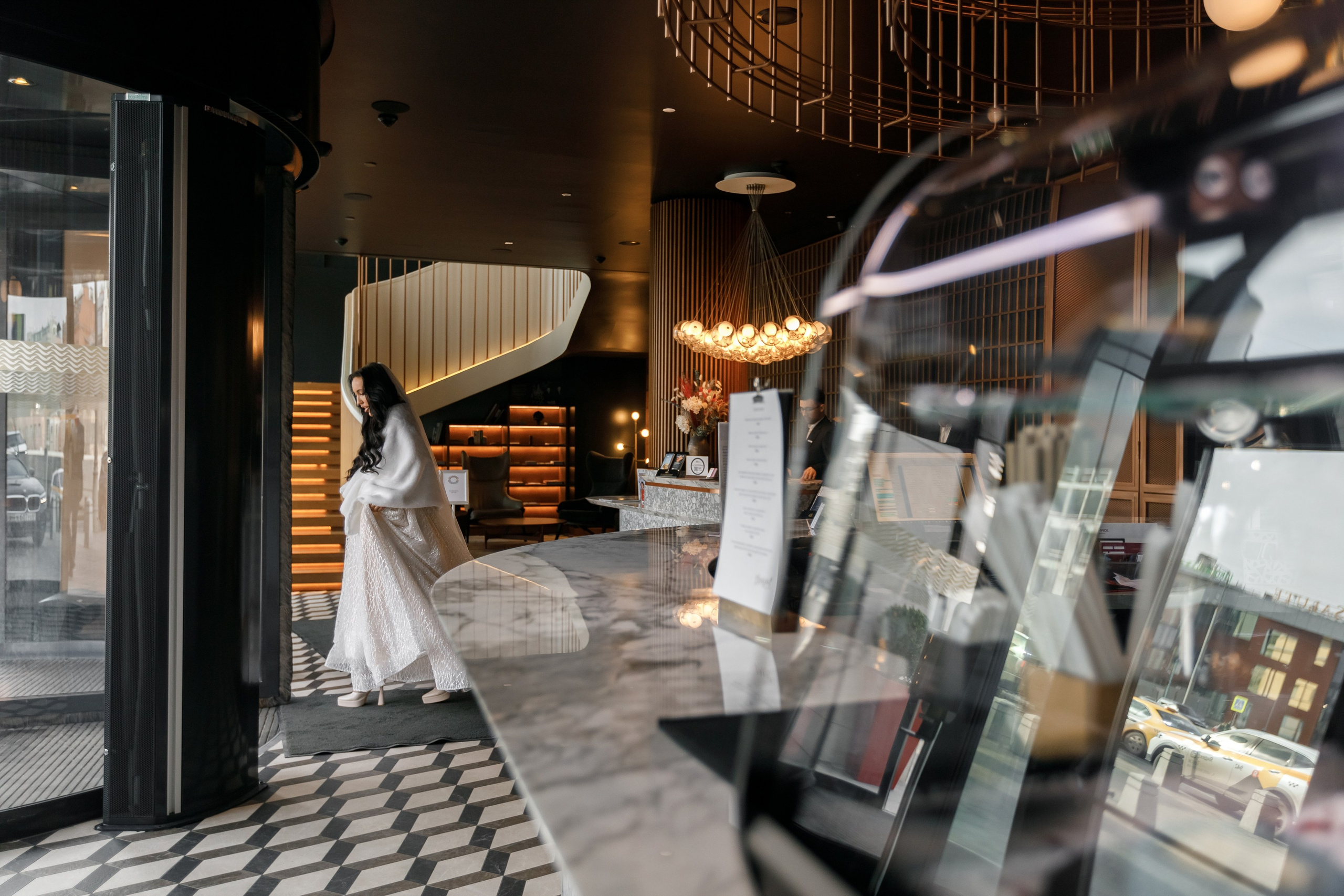 Свадебный организатор в Москве подбирает декор для свадьбы