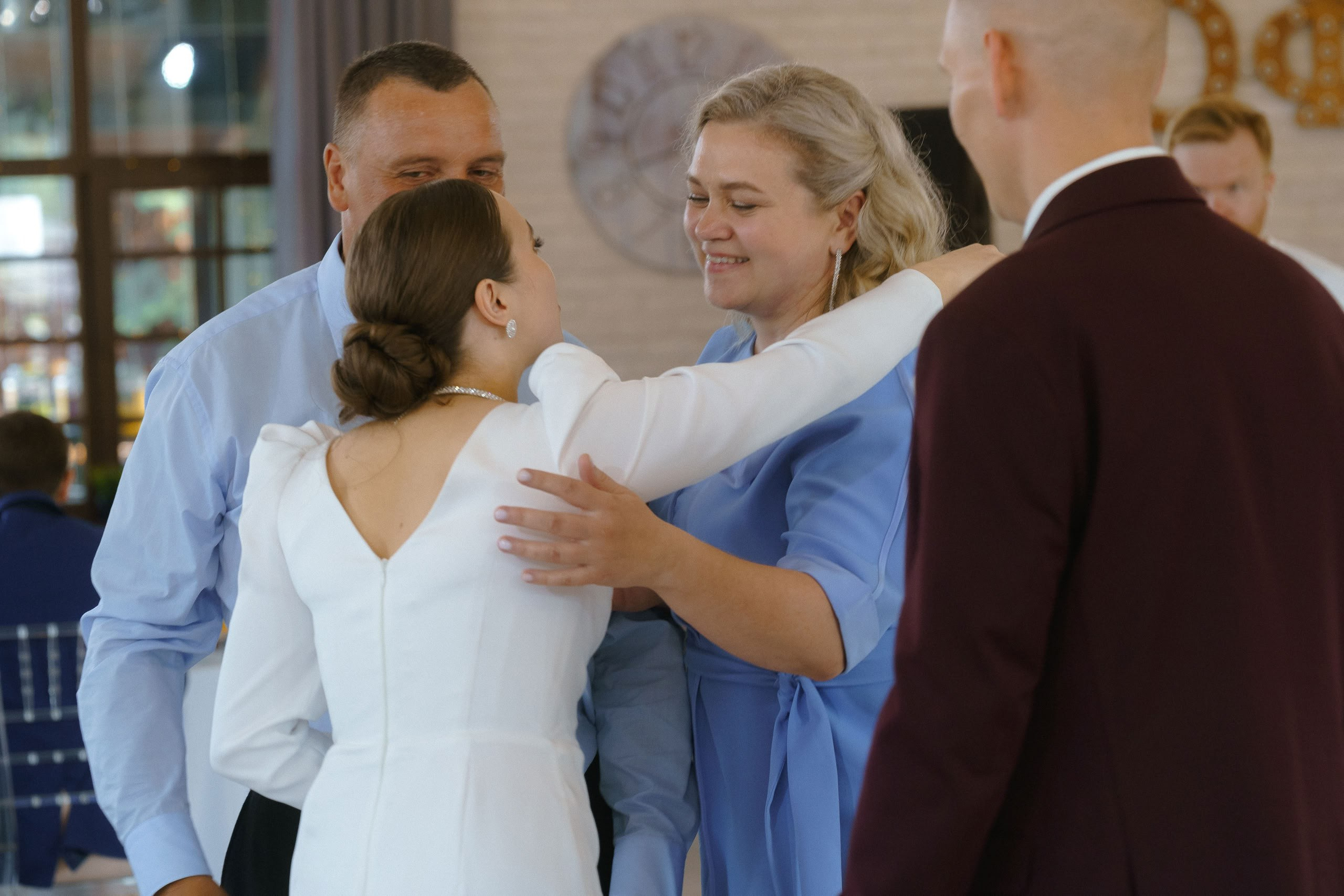 Объятия невесты с гостями на свадебном банкете
