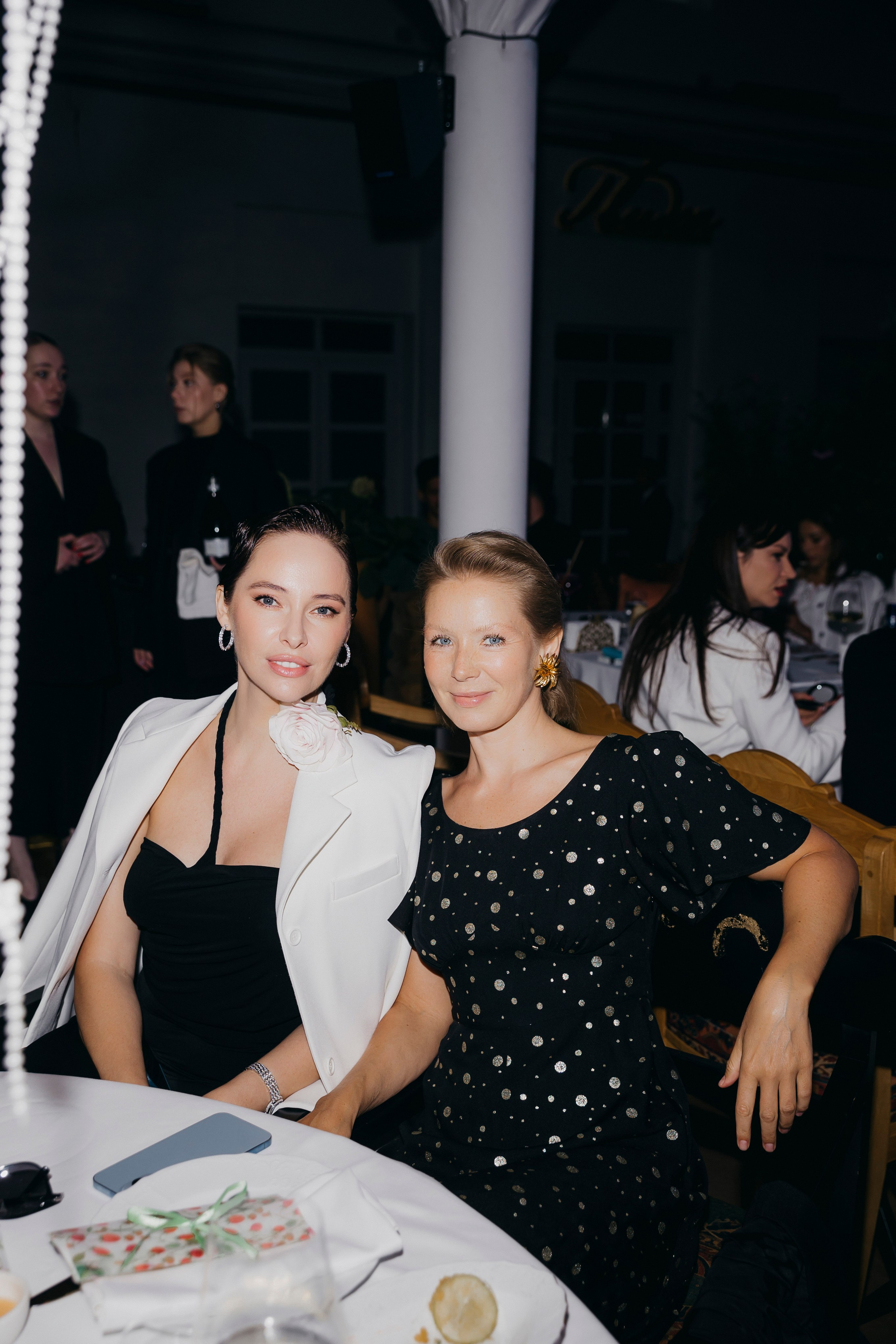 Ирина Зарькова и Вика Газинская на открытии летней веранды ресторана «Гвидон»