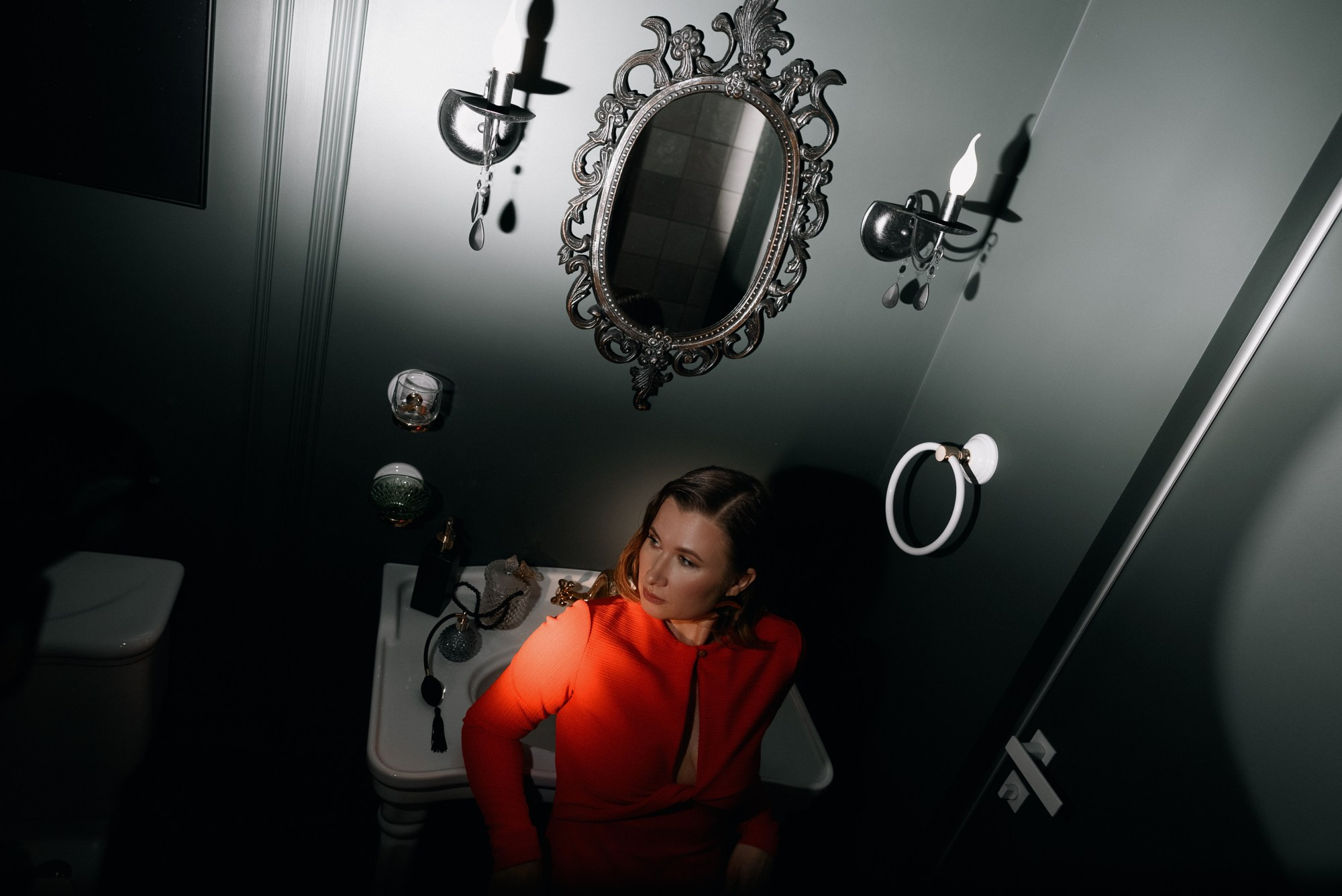 Фотосессия в красном платье в стильных апартаментах, Тюмень