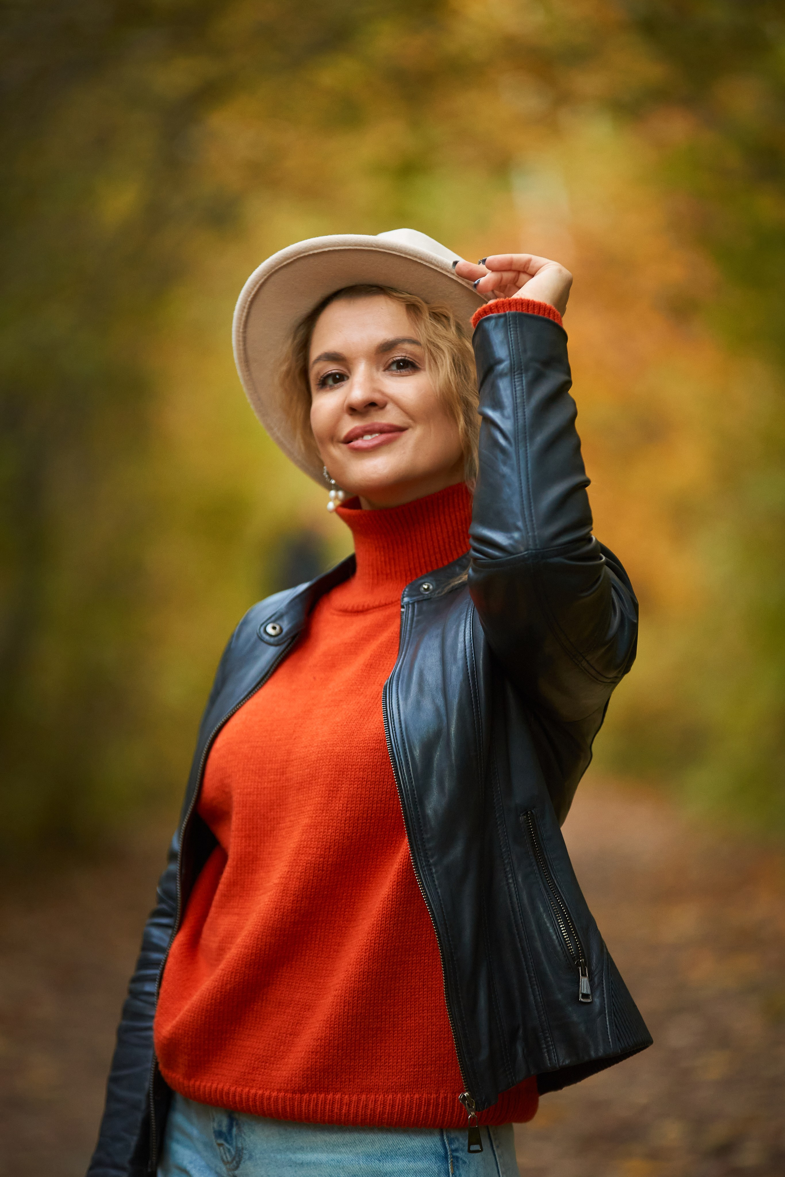 Красивая осенняя фотосессия для девушки в дендропарке Новосибирска. Репортажный и женский фотограф в Новосибирске