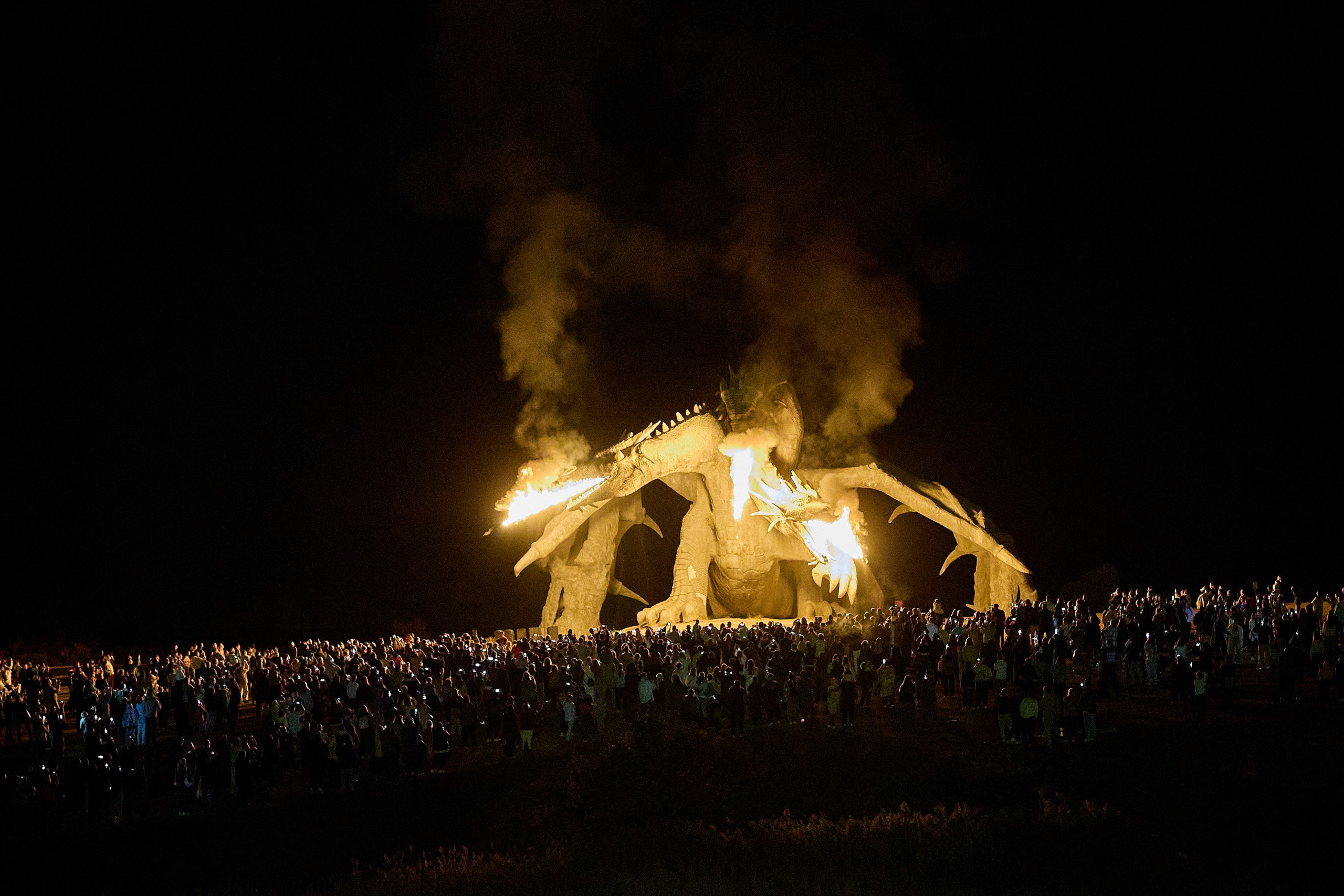 Вот она, та самая загадочная Кудыкина гора! Место сильное, красивое и очень гостеприимное. Отсюда, с вершины, открывается потрясающий вид на древний Дон. Кажется, будто стоишь на краю света, и перед тобой — вся великая история этой реки. Особенно волшебно здесь на закате, когда солнце окрашивает воду и небо в золотые и розовые края. Природа настоящая, степная, дышится очень легко. И вот среди этой природной мощи встречаешь удивительные рукотворные вещи. три богатыря сидят на поле. Отдыхают и ждут пока приготовится ужин. Или «Хоровод» на самой вершине. фигуры, взявшись за руки, словно охраняют покой этого места. Чувствуется какая-то особая сила и энергетика. Отличный повод задуматься о вечном и сделать классные кадры! Но главный сюрприз, ради которого многие и едут — ждёт в конце. Тот, кто даёт понять: вы действительно на Кудыкиной горе! Вот он, местный житель — огнедышащий Змей Горыныч. Теперь та самая поговорка «На Кудыкины горы воровать помидоры» звучит особенно смешно! Потому что с таким стражем ни о каких помидорах и речи быть не может. Его дело — охранять покой и устраивать по-настоящему огненное шоу на прощание. #dzen13 #желтаяшапочкаdz #кудыкинагора #тревел #змейгорыныч #топ