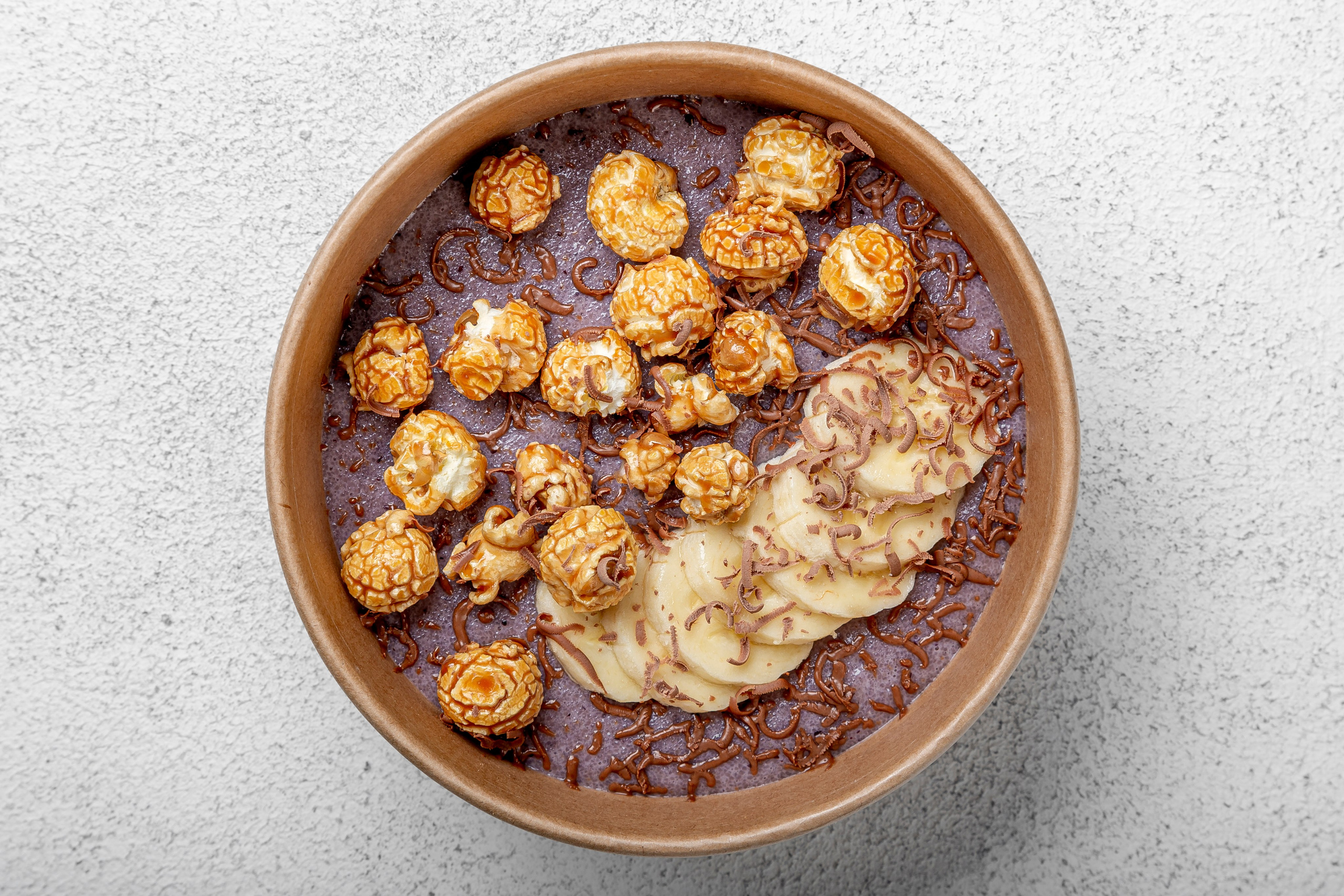 Манная каша с попкорном и бананом посыпанная стружкой шоколада