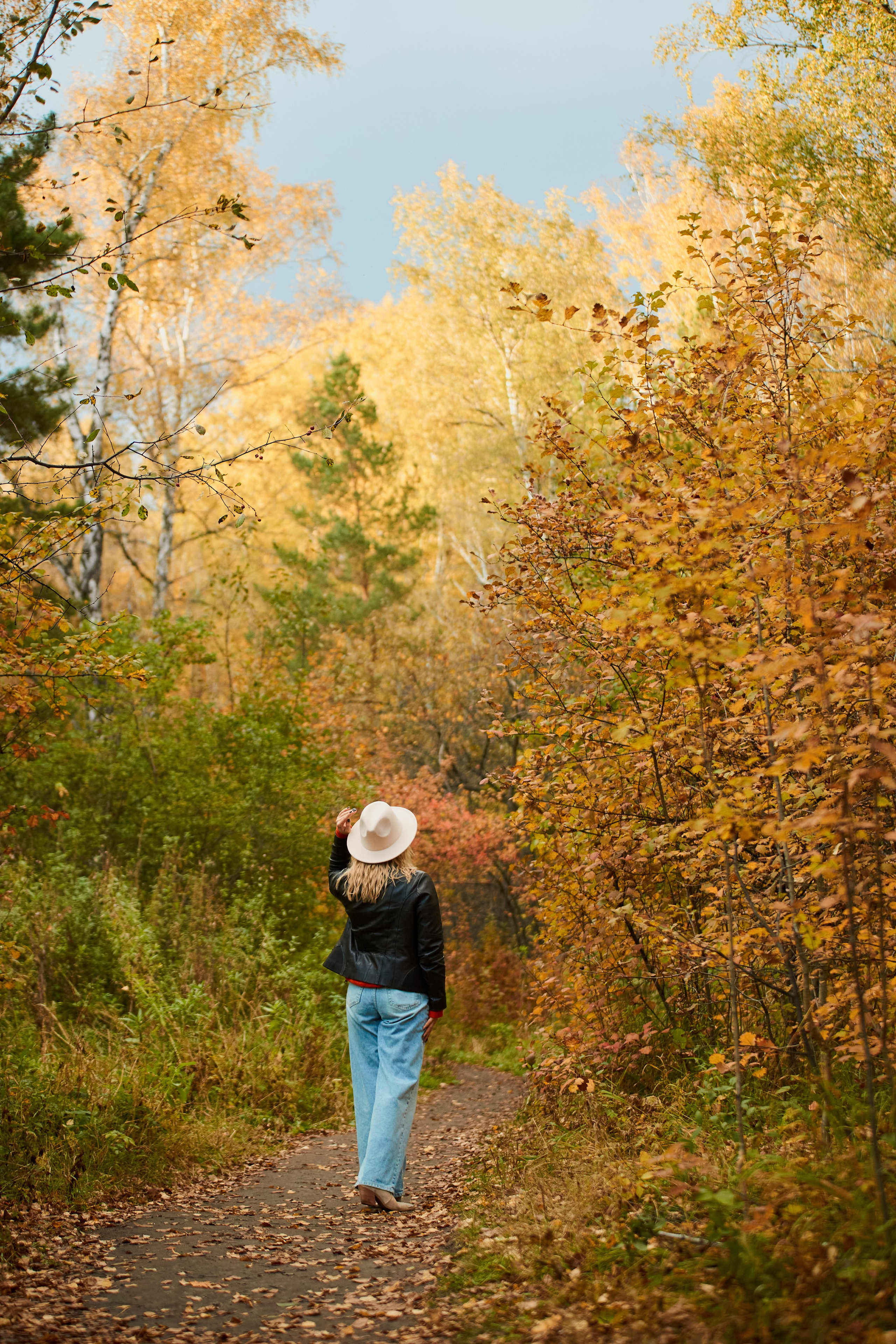 Красивая осенняя фотосессия для девушки в дендропарке Новосибирска. Репортажный и женский фотограф в Новосибирске