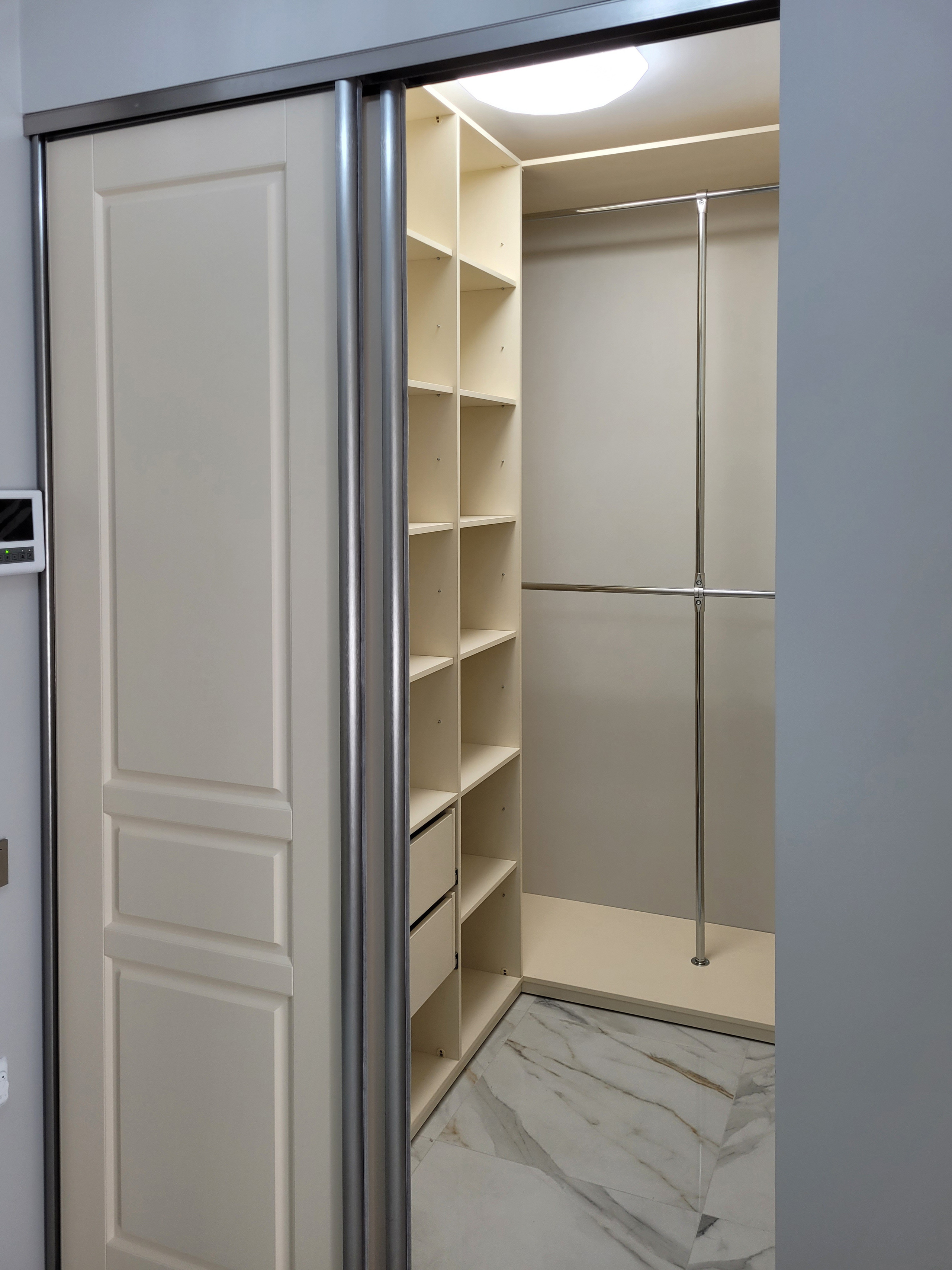 Шкафы, гардеробные и прихожие на заказ в Евпатории. Мебель на заказ в Евпатории