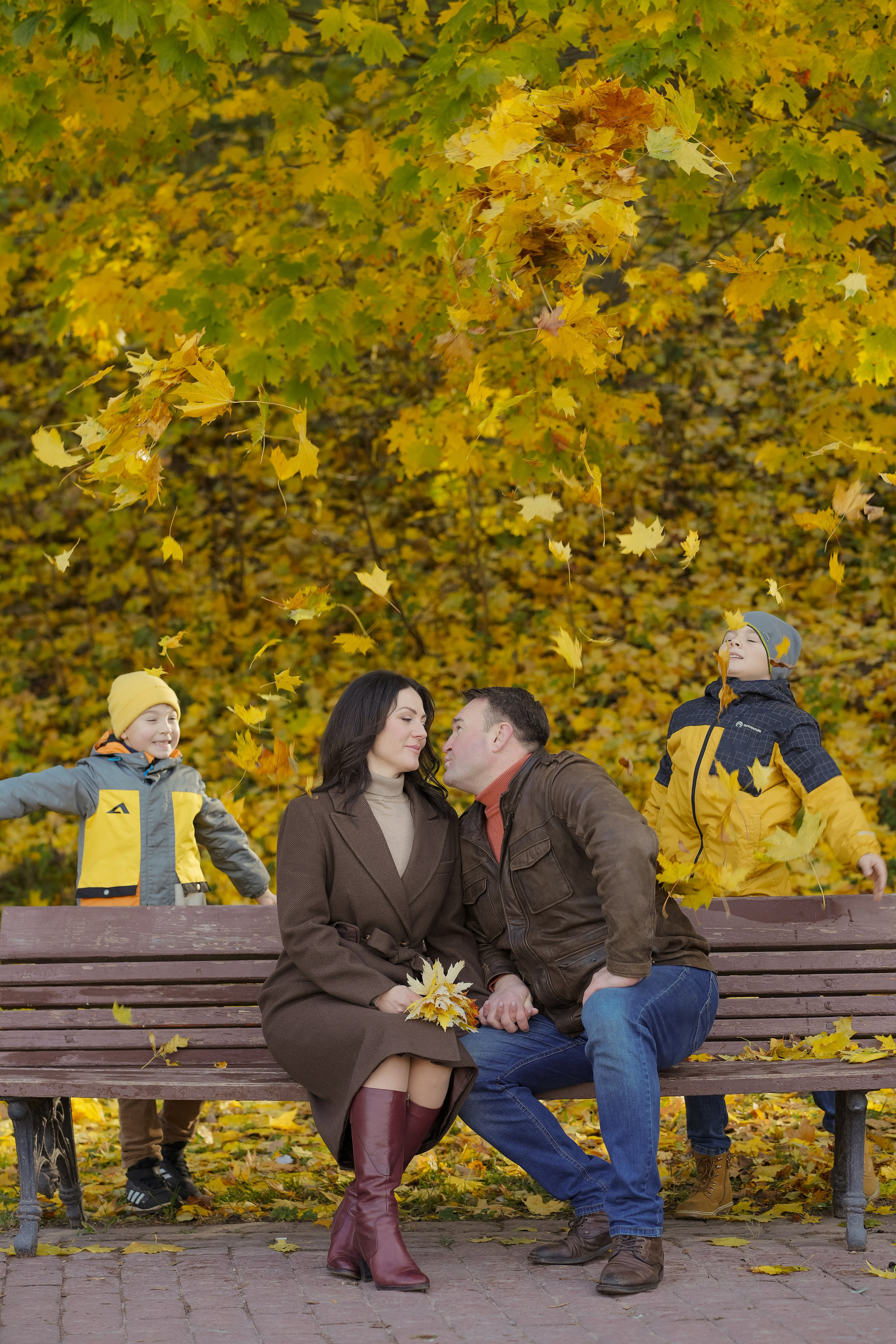 Семья на фотопрогулке золотой осенью