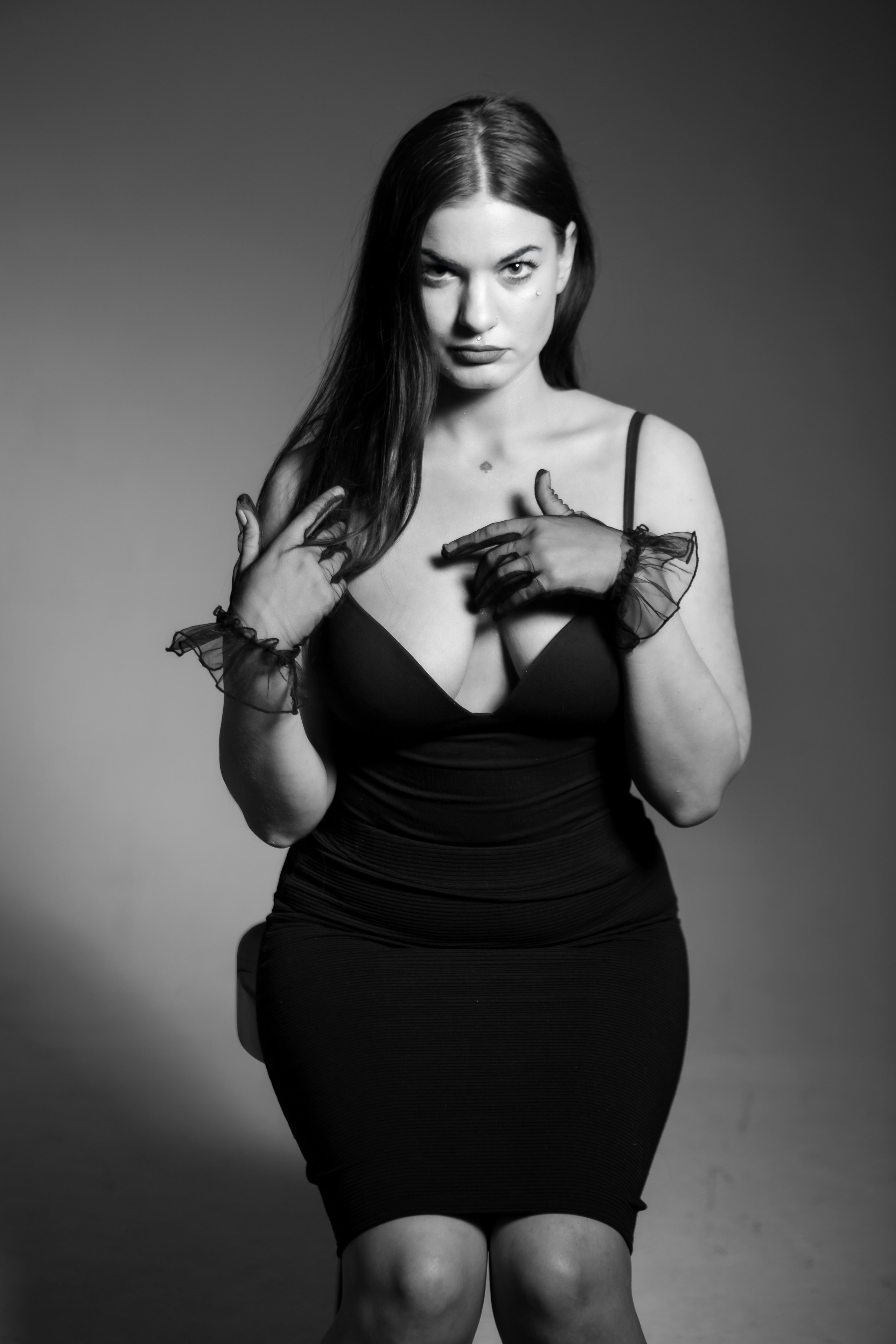 Девушка в черном жакете и коротком платье, пиджаке в студии, черно-белое фото, профессиональная фотосессия на циклораме на белом, черном фоне. Фотограф в Москве. Женский портрет на белом фоне.Женский портрет на черном фоне. Черно-белая фотография. Фотосессия чб. Фотограф Валентина Чемерилова