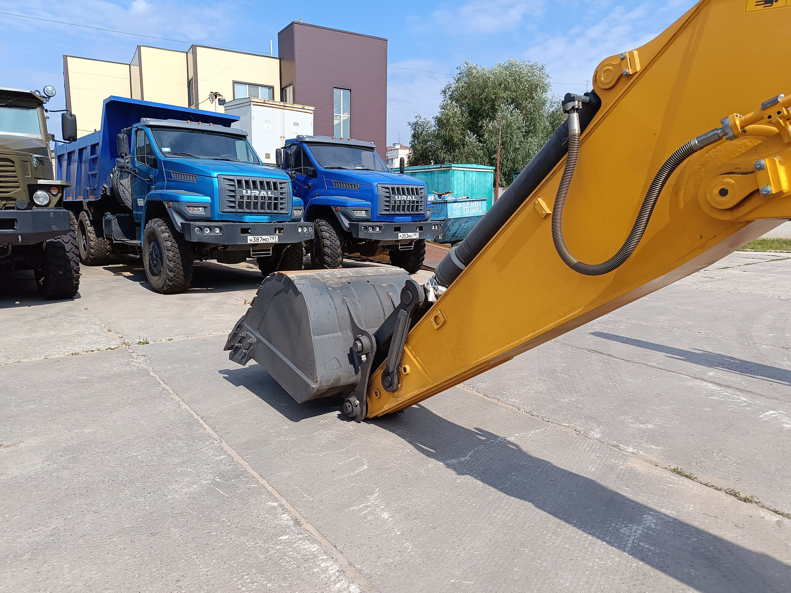 Фото гус. экс. Beezone В210EW. Продажа и обслуживание грузовой техники и спецтехники в г. Новосибирск компания СТИ