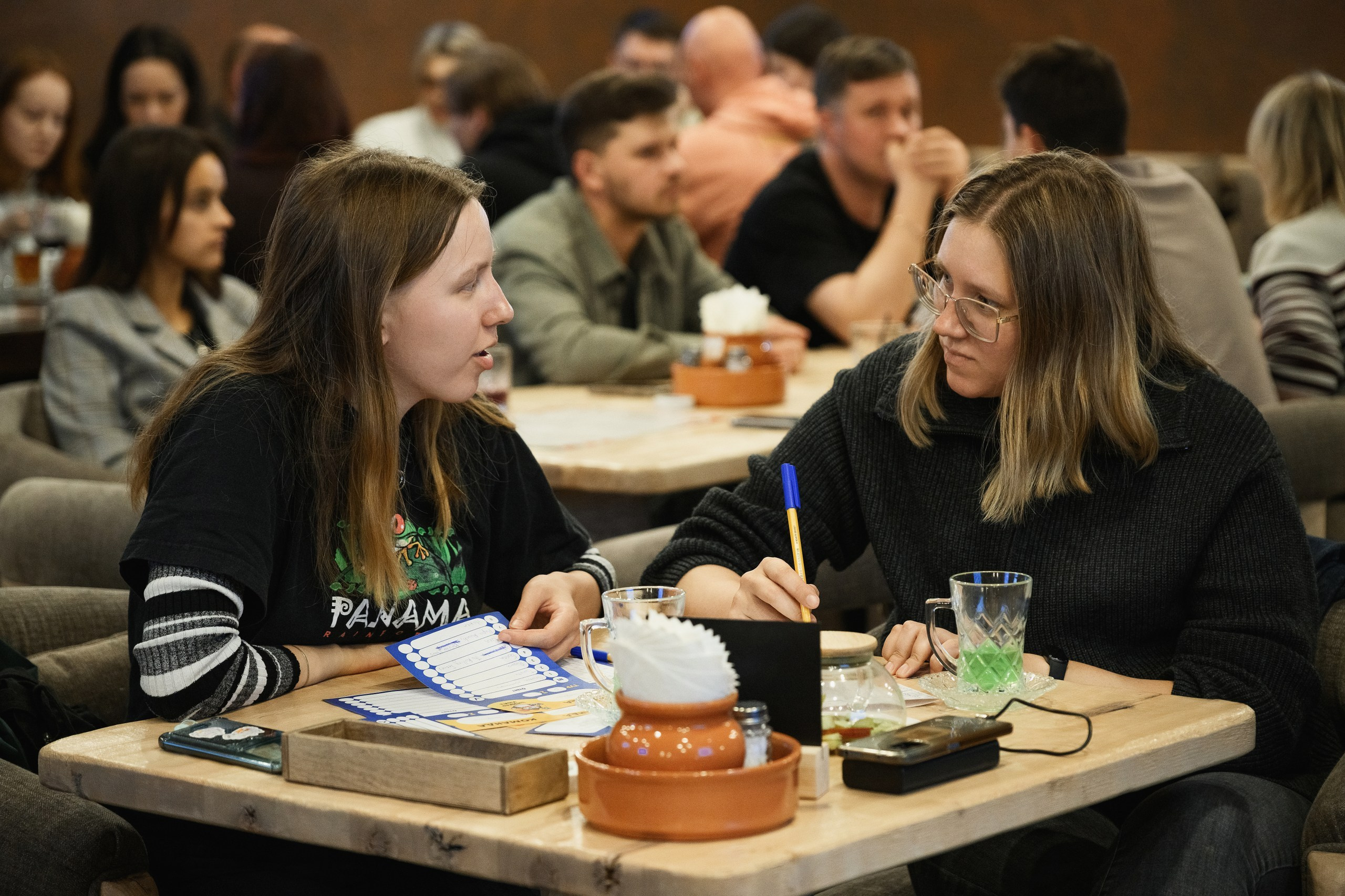 Фотосъемка квиза в кафе в Петропавловске-Камчатском. Командная фотосъемка во время игры в квиз в Петропавловске-Камчатском. Яркие эмоции и моменты азарта на квиз-фотосессии в кафе. Профессиональная съемка корпоративных и дружеских квизов.