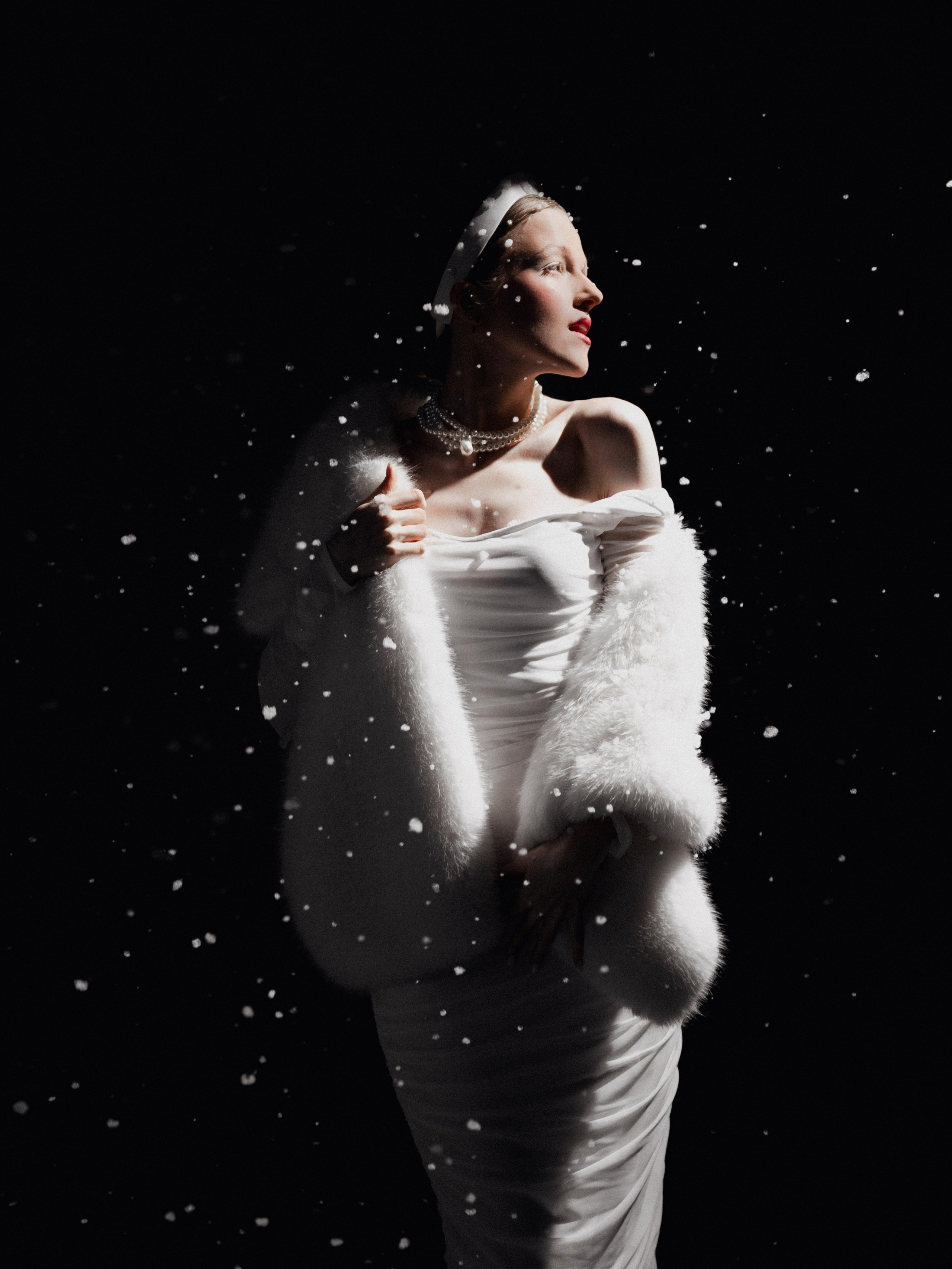 Модная съёмка девушки в красном костюме — женский портрет