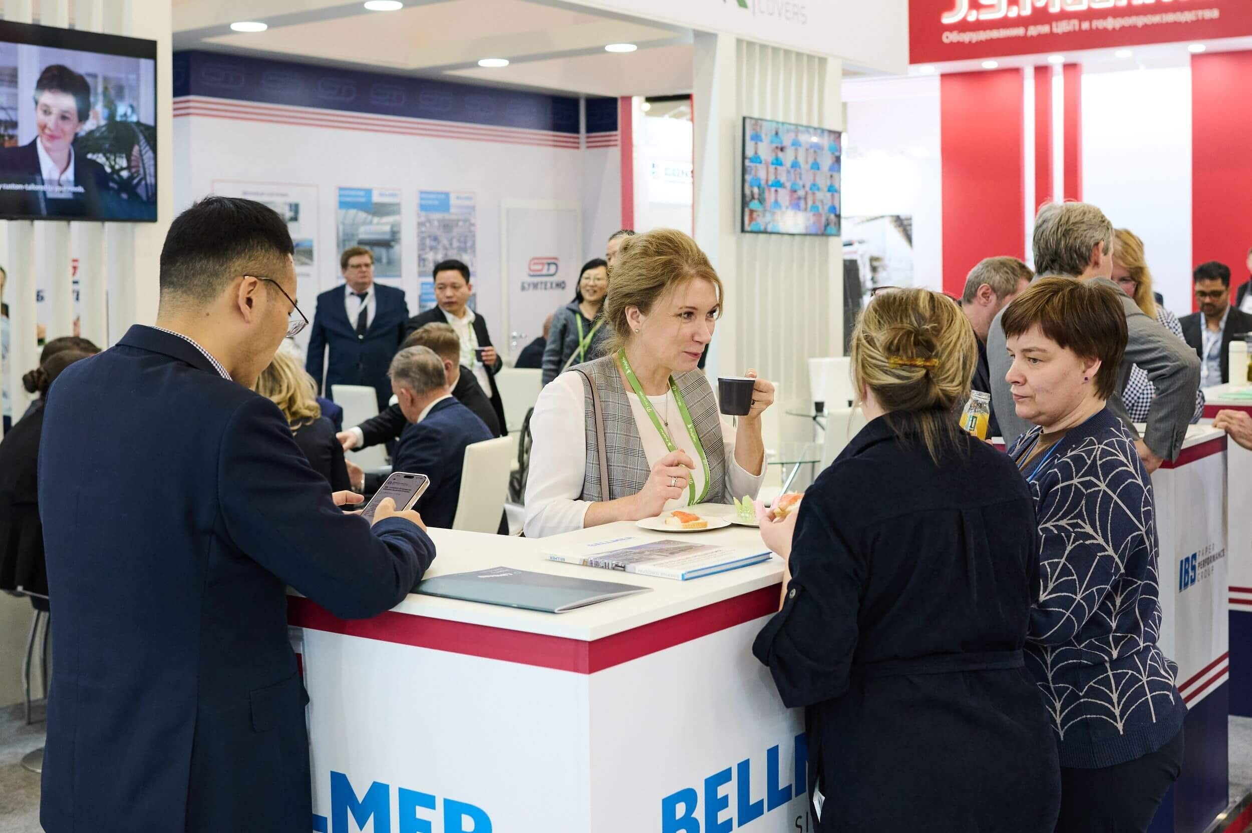 Стенд с сотрудником, который общается с посетителями.