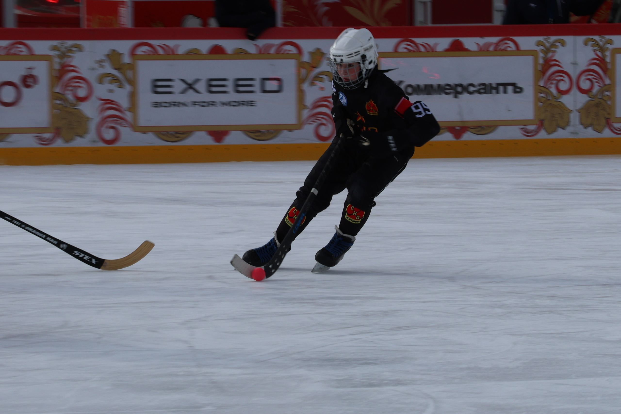 Хоккей с мячем на Красной площади. Фото. Репортажный фотограф, спортивный фотограф в Москве и области