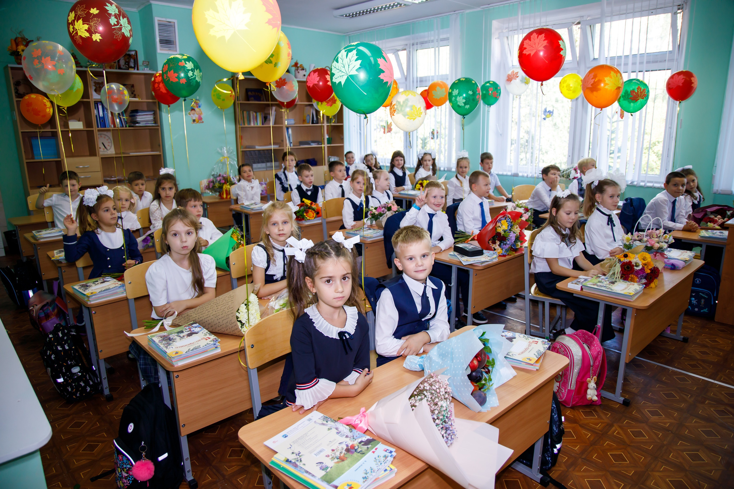 1 сентября фото- и видеосъемка праздничной линейки, портретов и первого урока. Профессиональная фото и видеосъемка. Москва