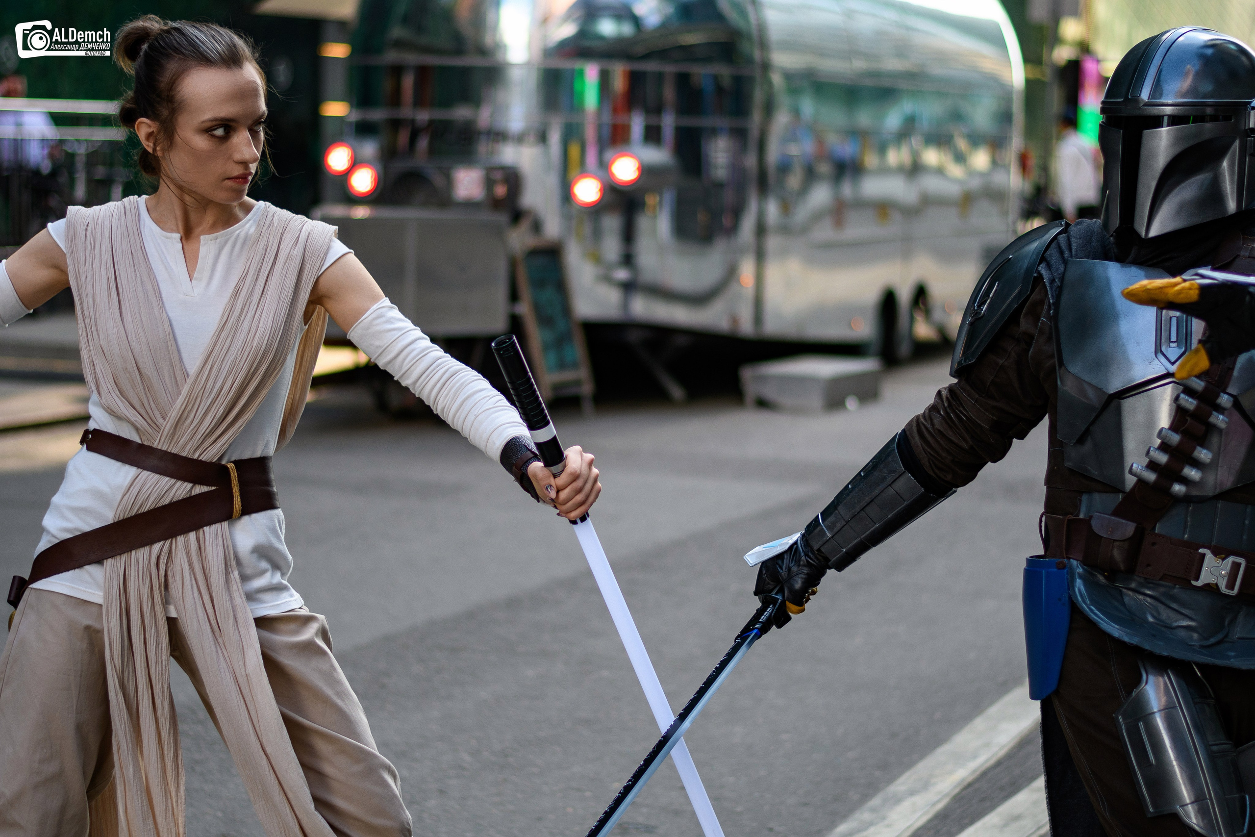 Рей против Мандалорца по звёздным войнам косплей фотосессия