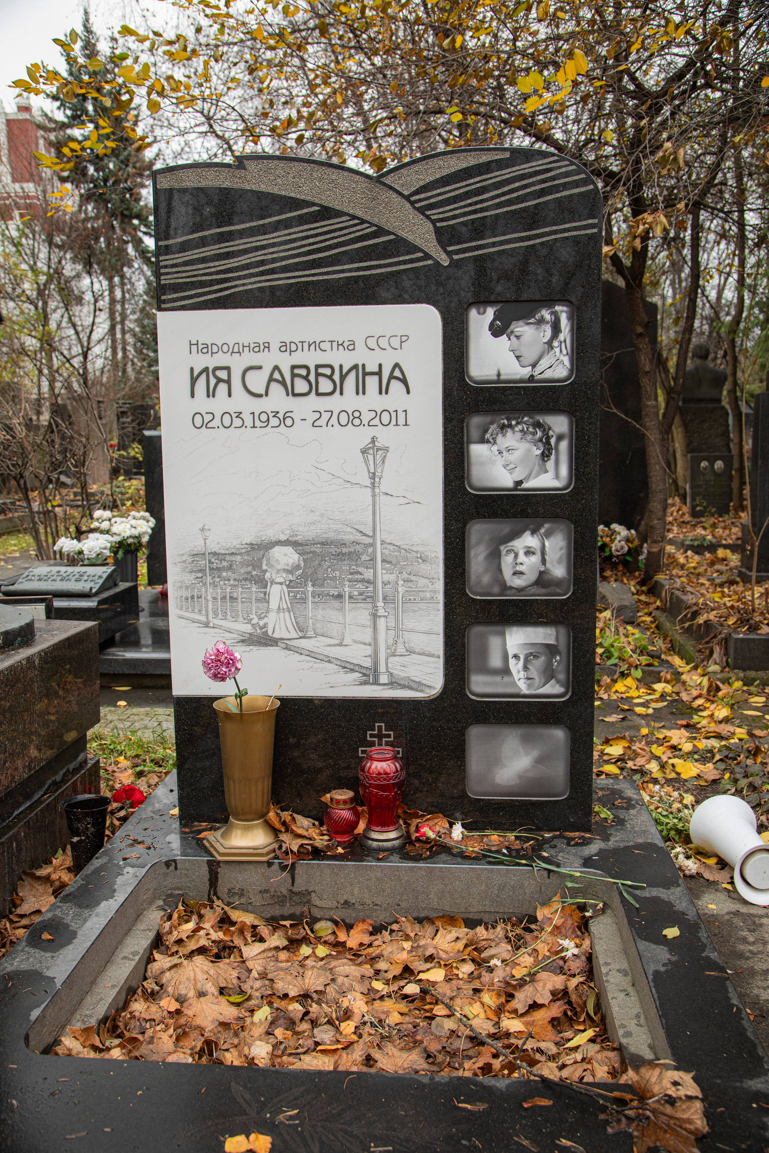 Осенняя прогулка по Новодевичьему кладбищу. Фотограф Сергей Ловкий