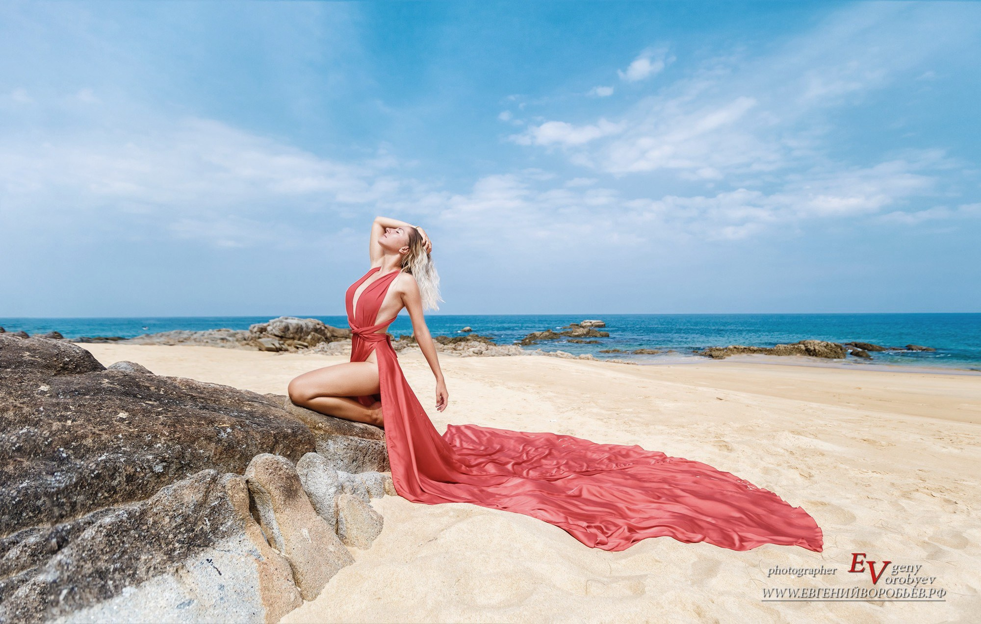 красивая фотосесссия для девушки в длинном шикарном платье на пляже Пхукет фотограф идея образ позы места для фотосъёмки купальник платье море пальма видео рилз заказать фотосессию цена стоимость описание Ката Карон Найхар Майкао Патонг Панва Раваи аренда прокат платья