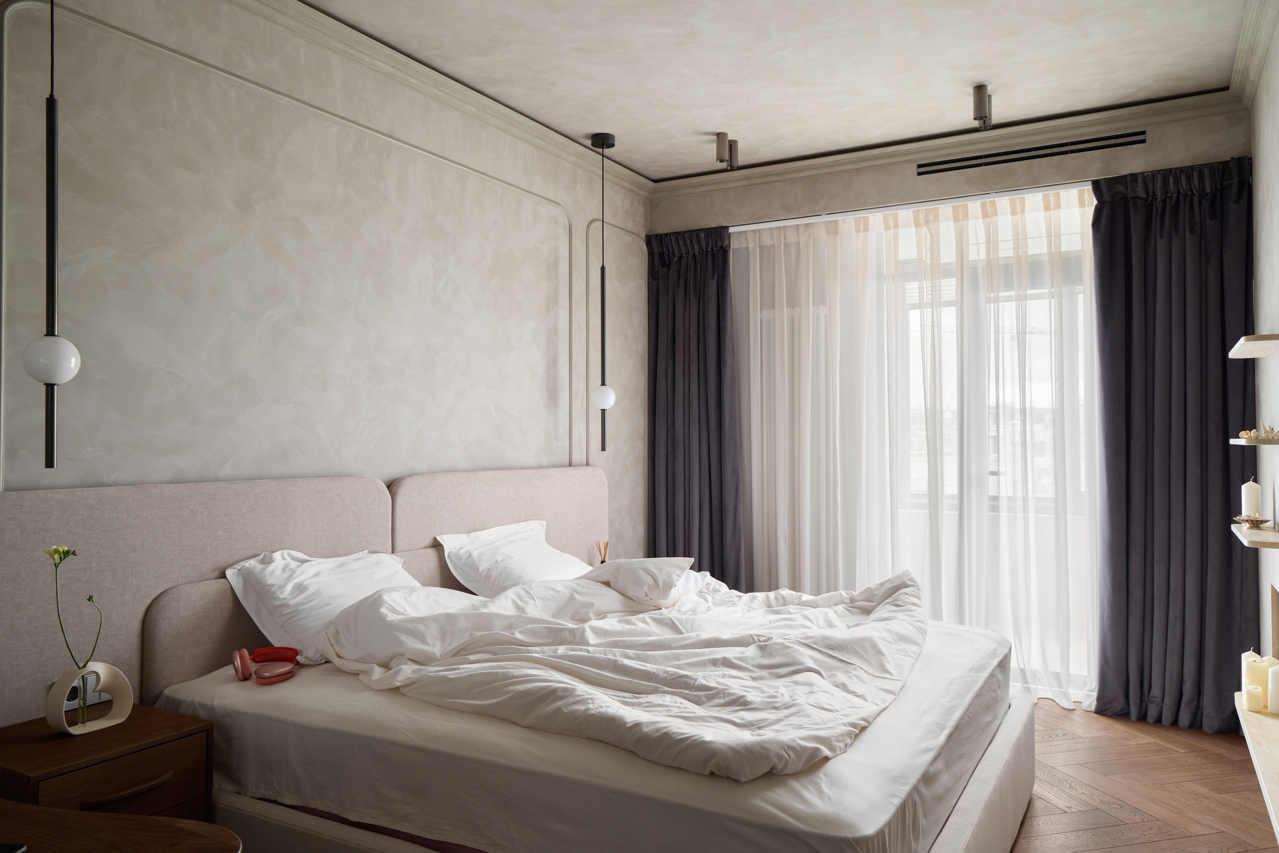 Спальня с нейтральной цветовой палитрой, акцентами из натурального текстиля, дерева, декоративной штукатурки и балконом. Проект от интерьерного дизайнера Ксении Новиковой (ksudsgn), СПб.
