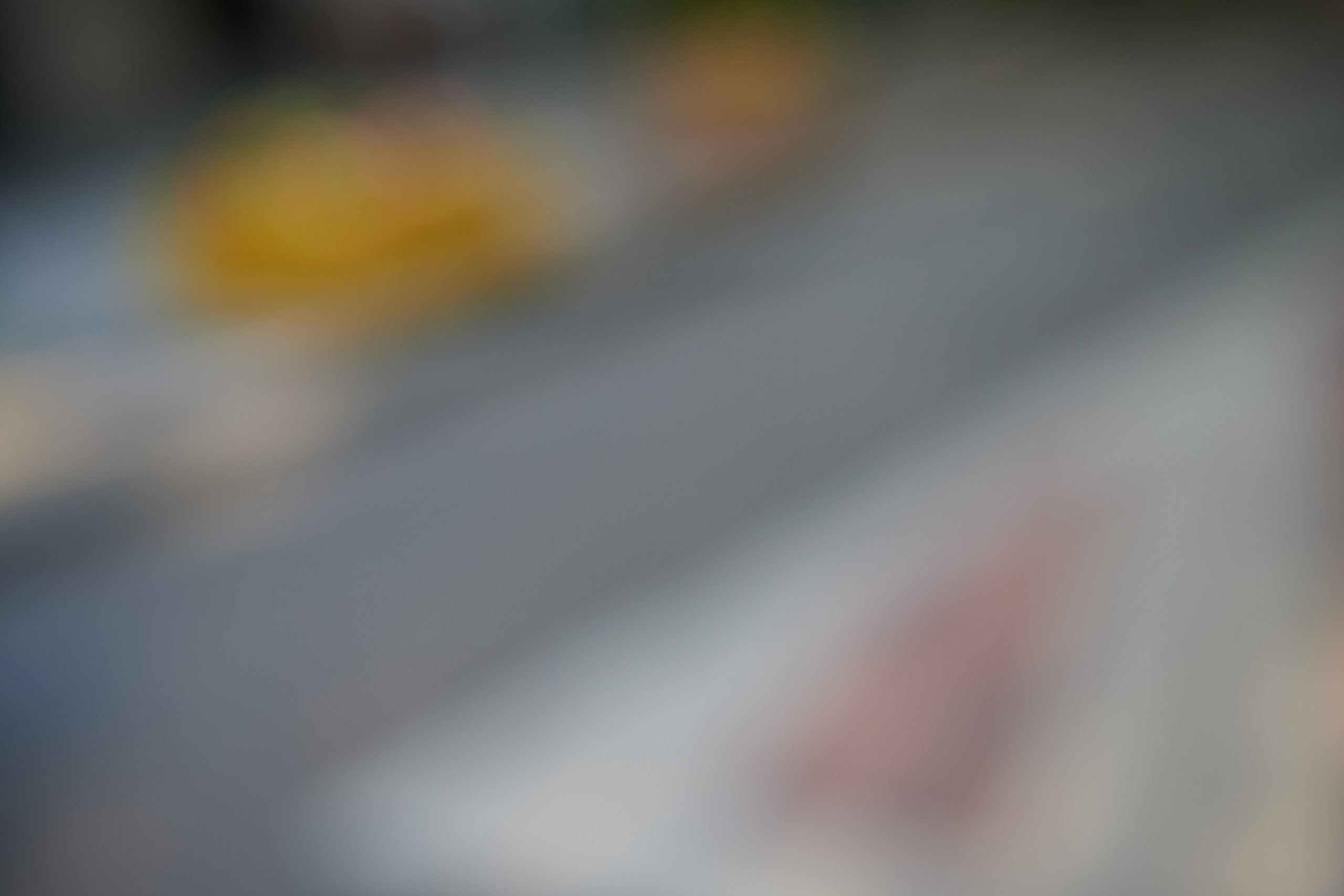 Авторская городская фотография, исследующая свет, цвет, архитектуру и визуальные ритмы городской среды. Фотограф: Ожерельев Лев