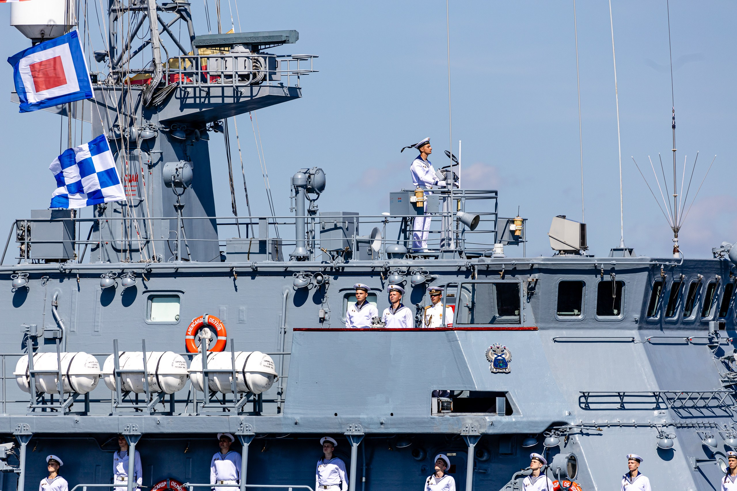 Современный тральщик бортовой номер 507 на параде кораблей на День ВМФ России 2024 в Санкт-Петербурге