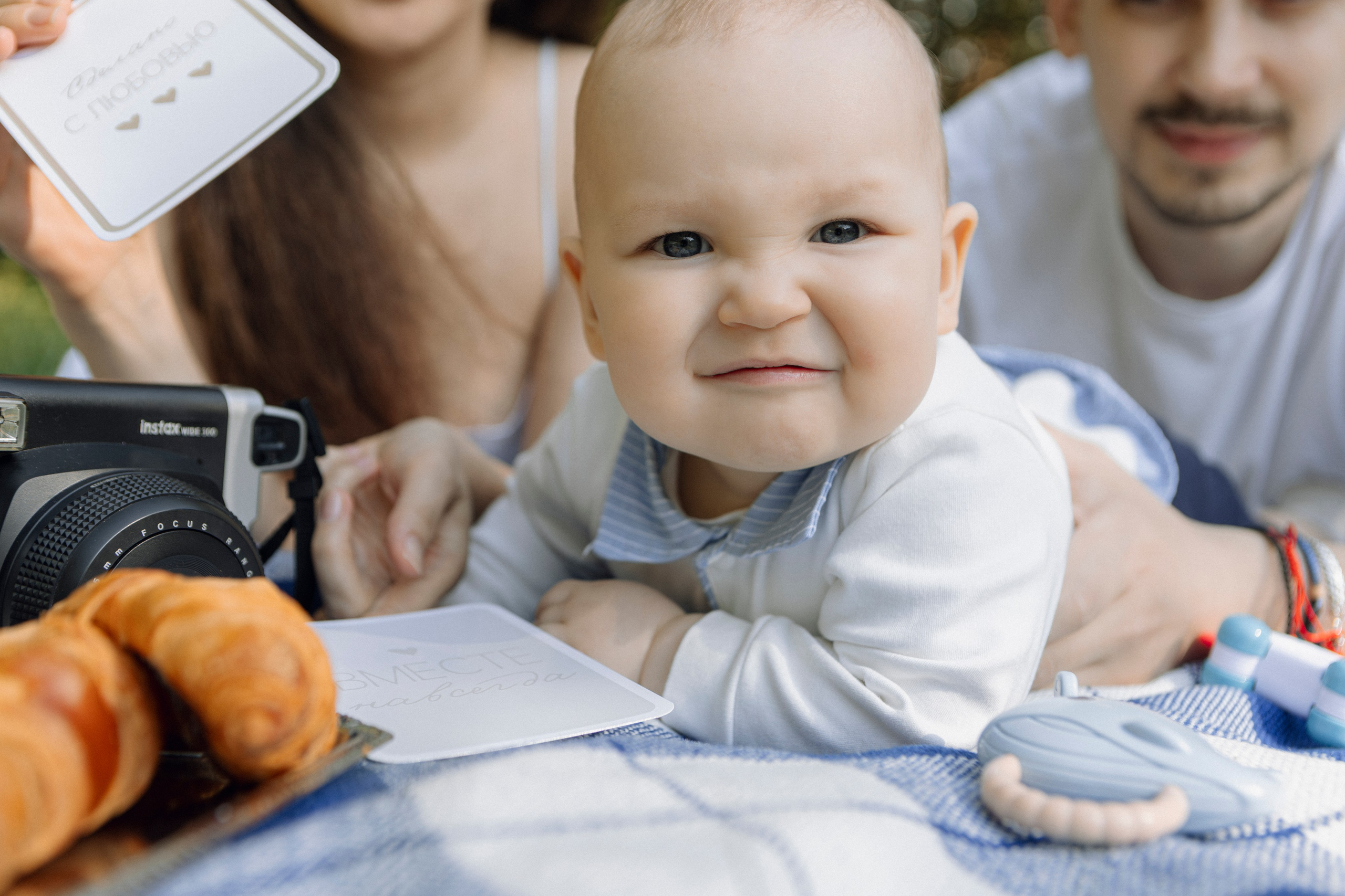 Дети и родители на пледе с корзиной фруктов — семейная фотосъёмка в Москве