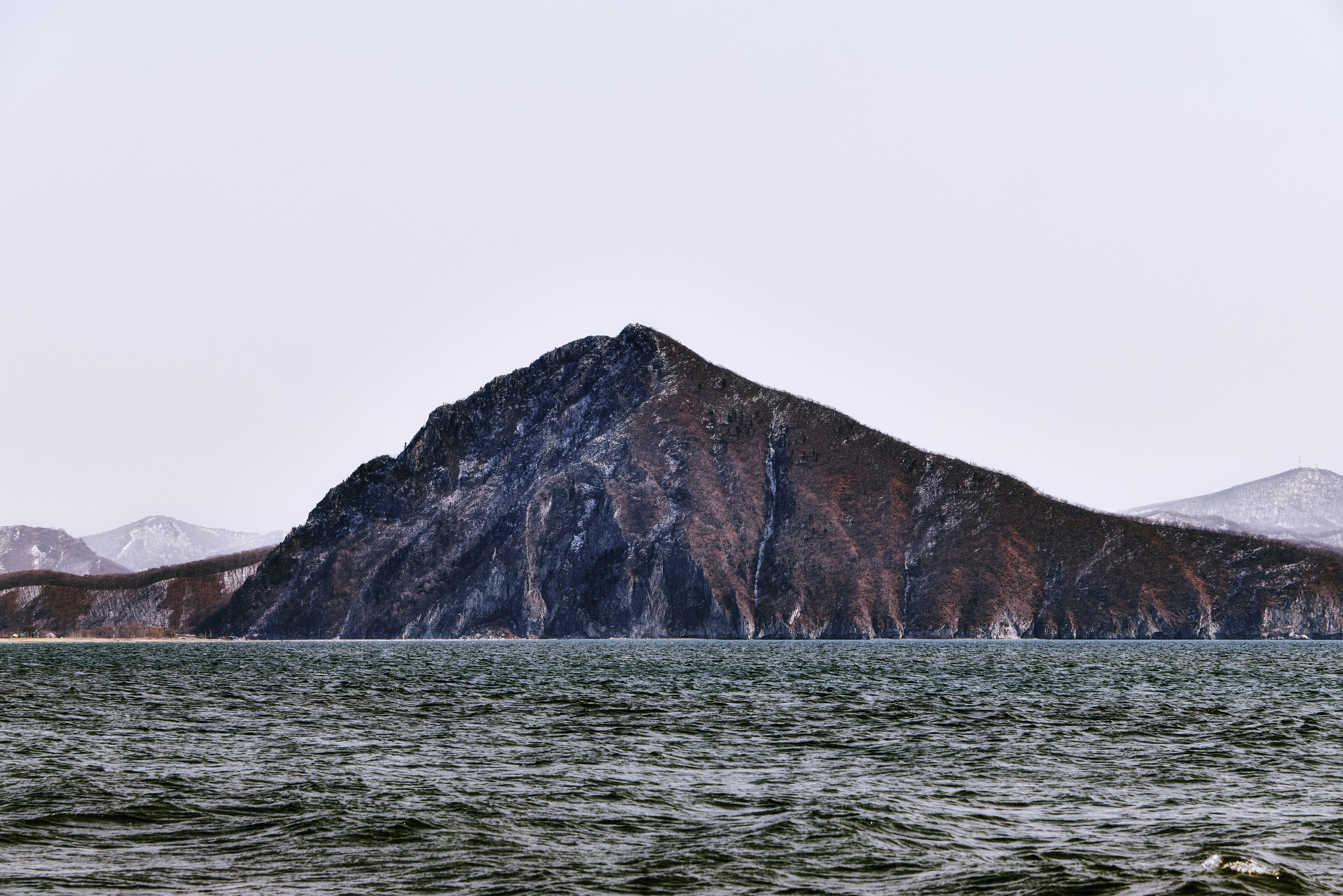 Гора Сестра - фотография со стороны пляжа Волна в Находке, снимок крупным планом