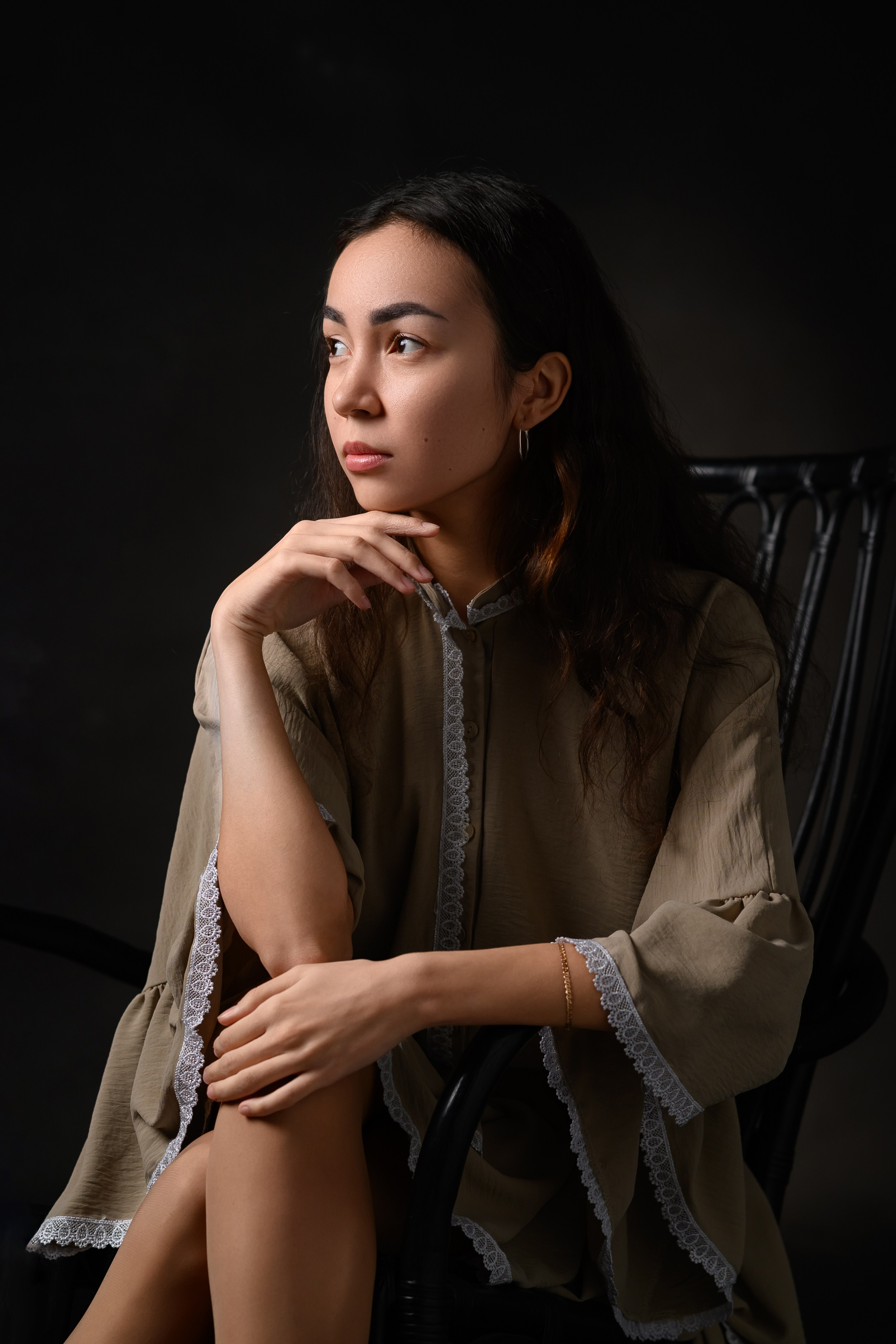 Студийный женский файнарт портрет девушки, сидящей на стуле от Алексея Клейменова