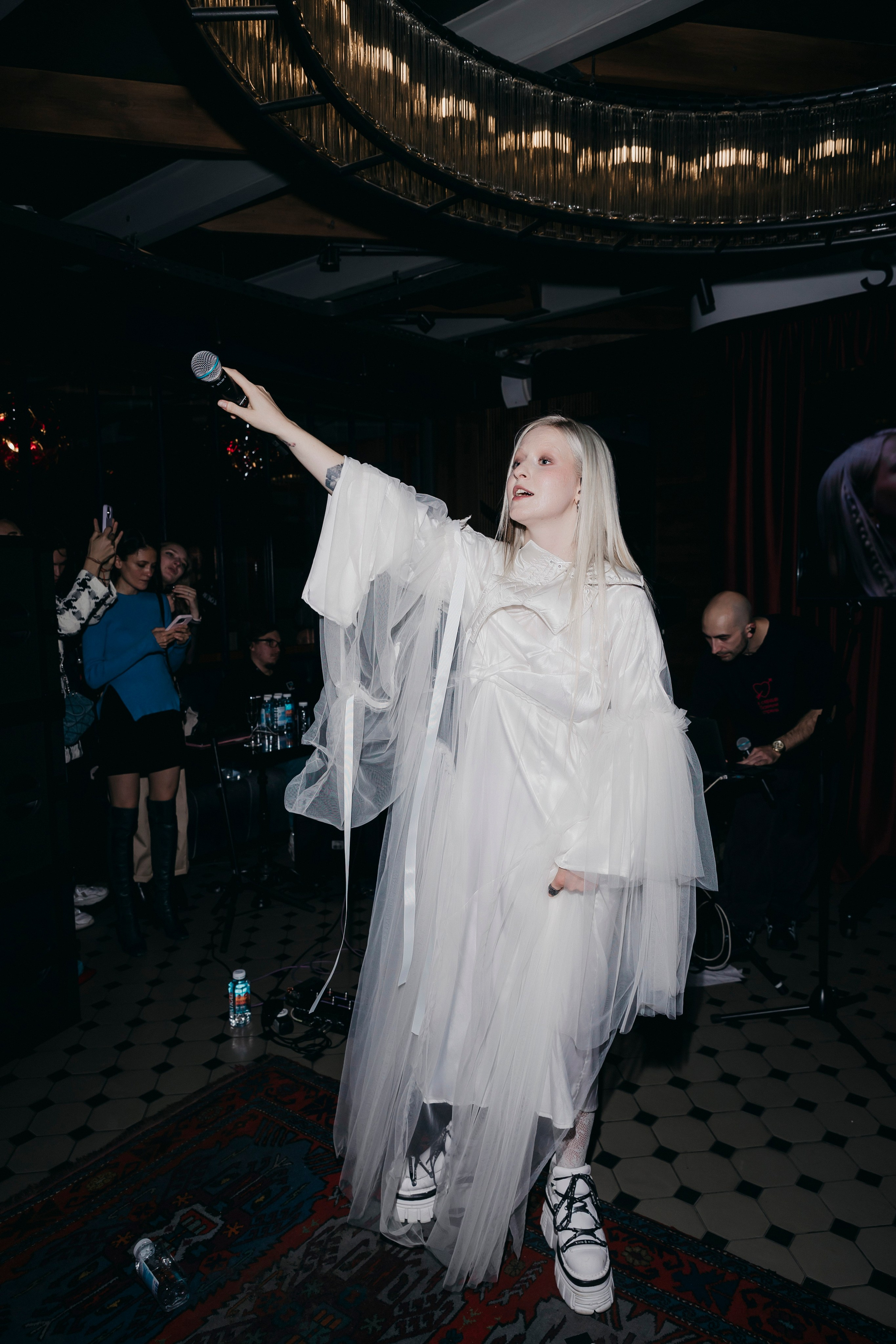 «Исчезнувшая в звездах»: Тося Чайкина, Strelka Bar, Москва. «Птичка на проводе»: информационный портал в Москве