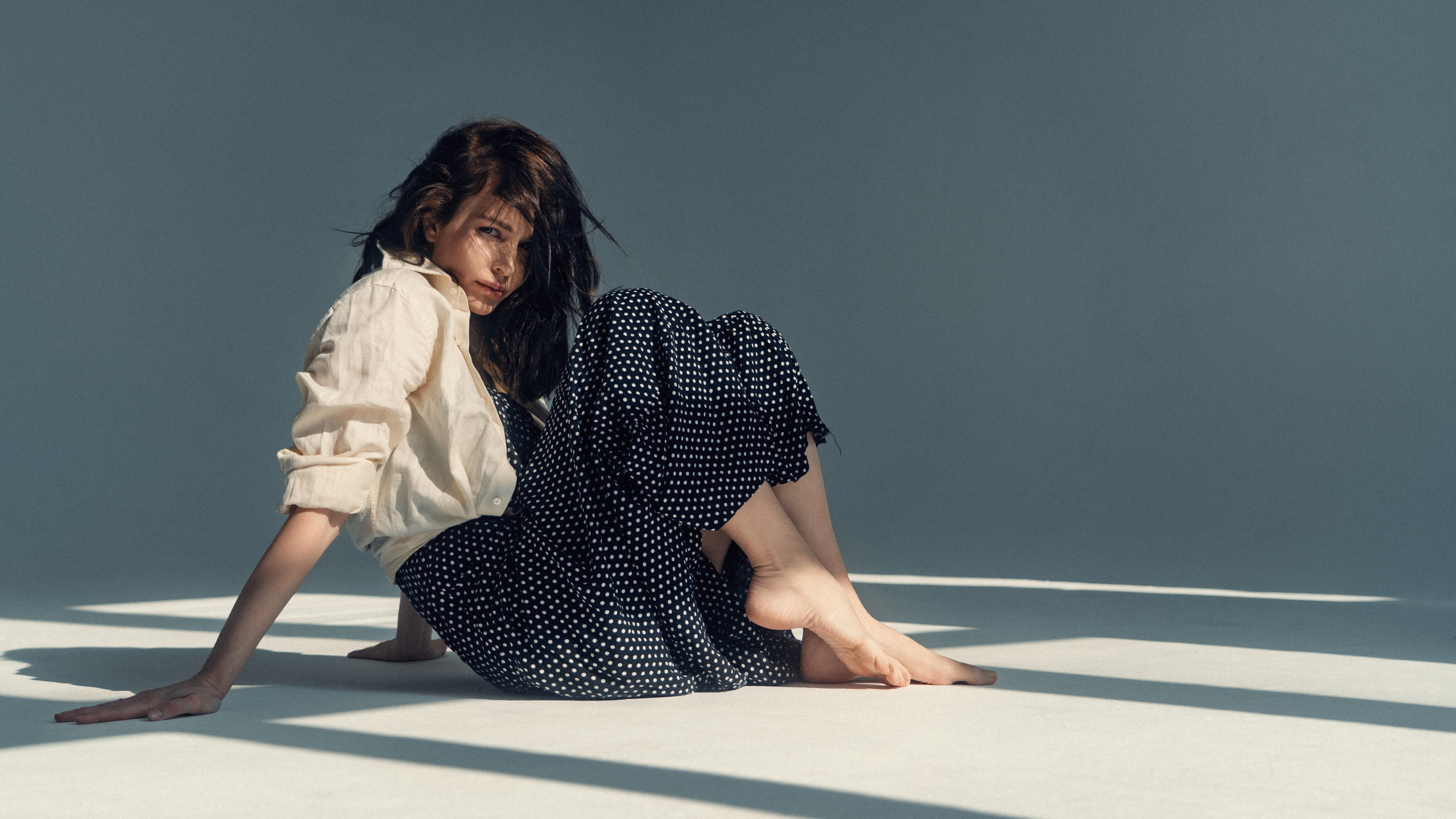 Women’s portrait photoshoot in a studio with a cyclorama by Anton Avanzato