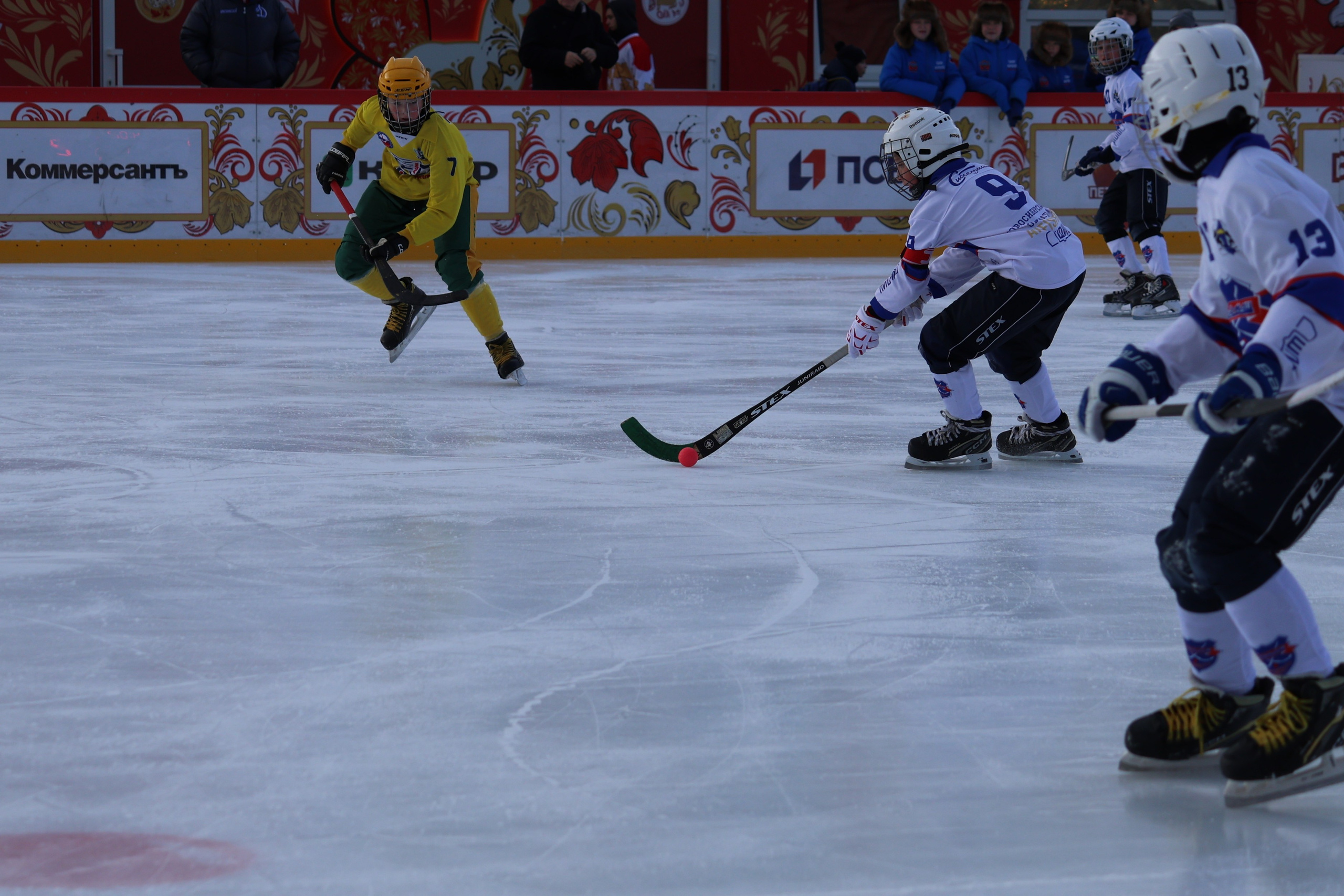 Хоккей с мячем на Красной площади. Фото. Репортажный фотограф, спортивный фотограф в Москве и области