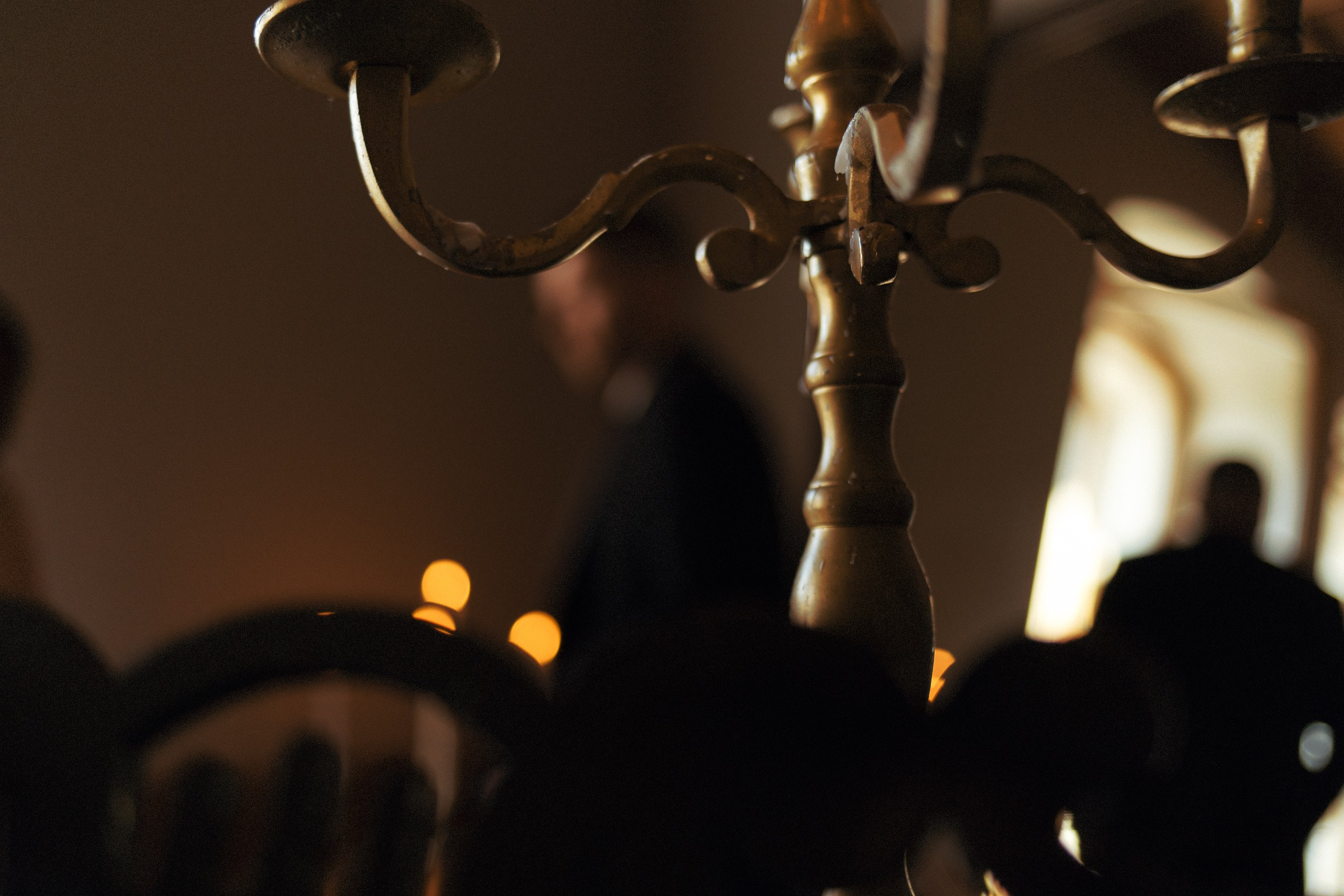 Горящие свечи на канделябре — свадебные детали в винтажном интерьере Петербурга