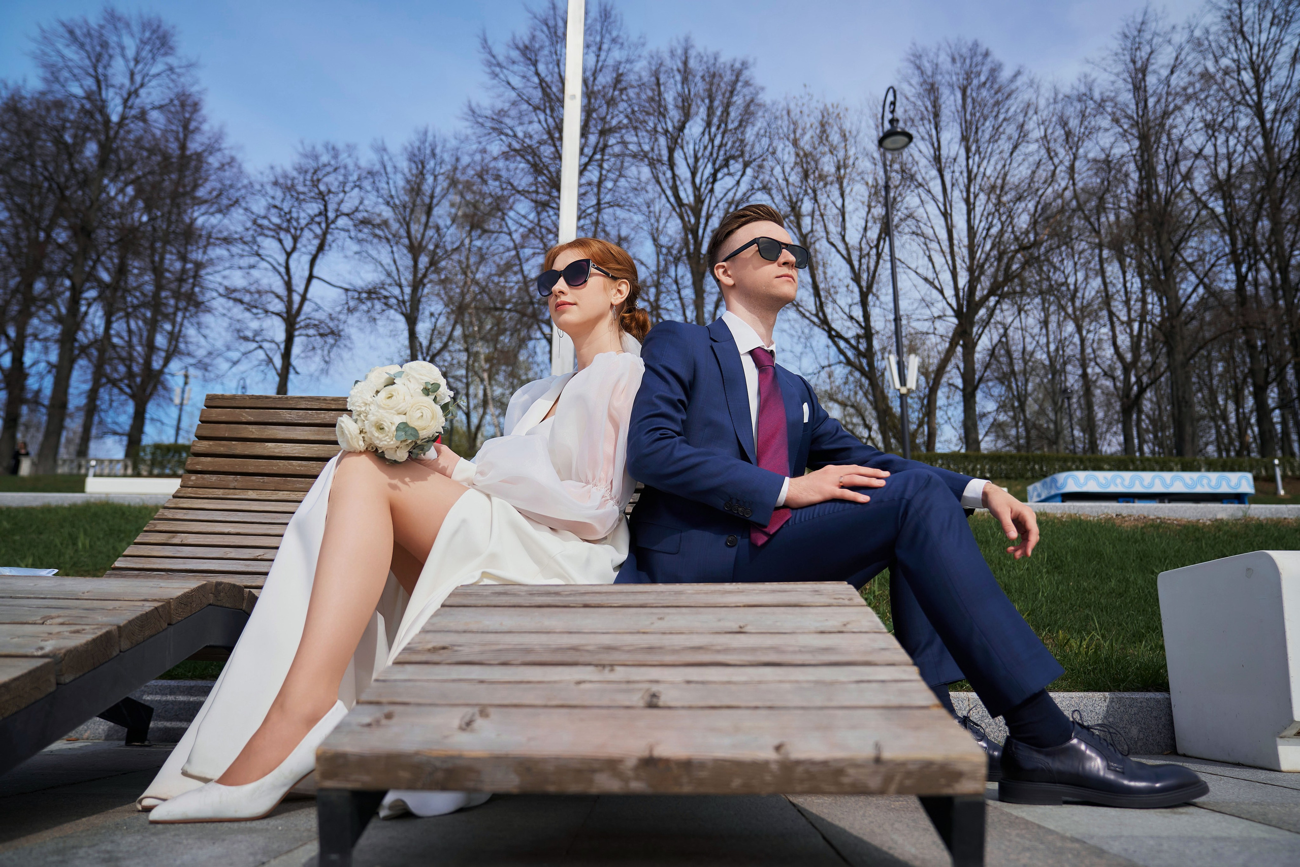 невеста в белом платье на речном вокзале в парке