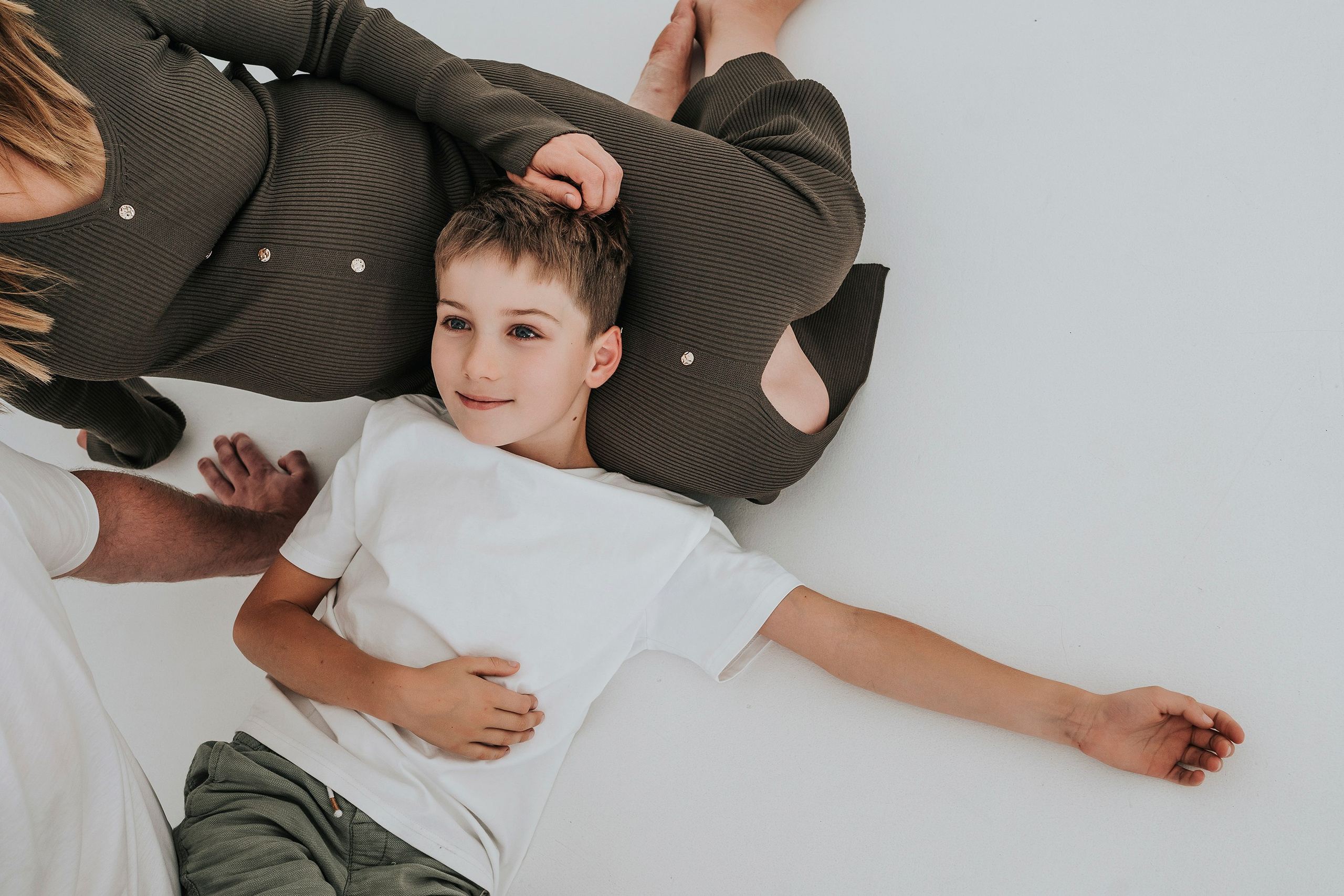 семейная фотосессия беременности с ребенком в студии