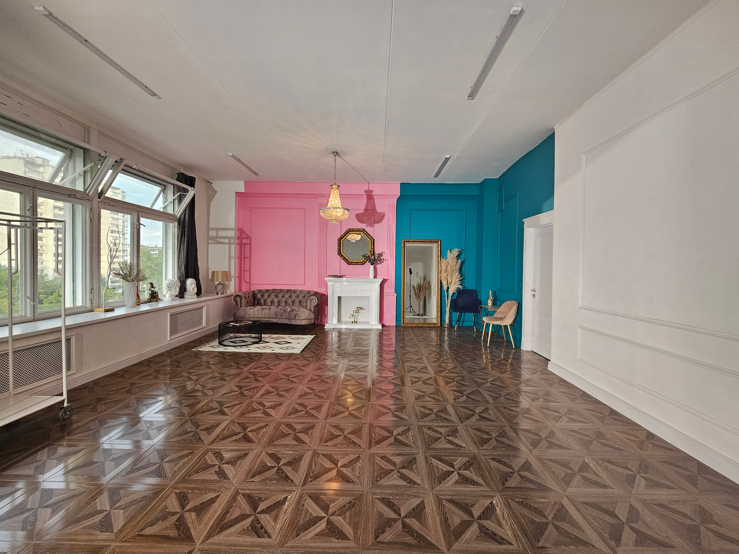 ЗАЛ ВRАND — просторный 80 м² светлый зал фотостудии с циклорамой в Москве. TRANSFORM.STUDIO | ЛОФТ И ФОТОСТУДИЯ ТРАНСФОРМ СТУДИО | ПРОДАКШЕН | АРХИТЕКТОР БРЕНДА: ФОТОГРАФ | ИМИДЖМЕЙКЕР| СТИЛИСТ МОСКВА