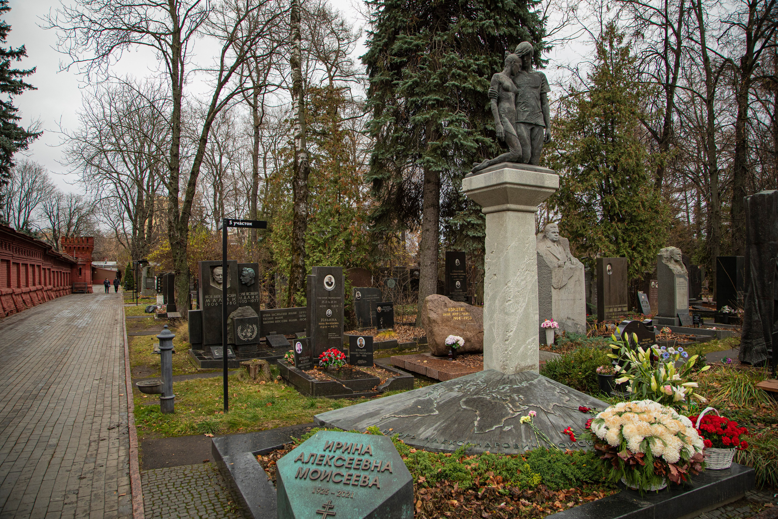 Осенняя прогулка по Новодевичьему кладбищу. Фотограф Сергей Ловкий