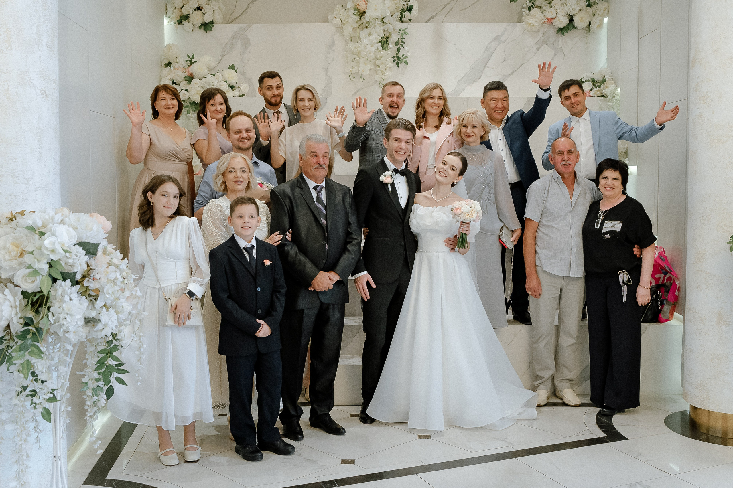 Фото с гостями в загсе Крокус сити