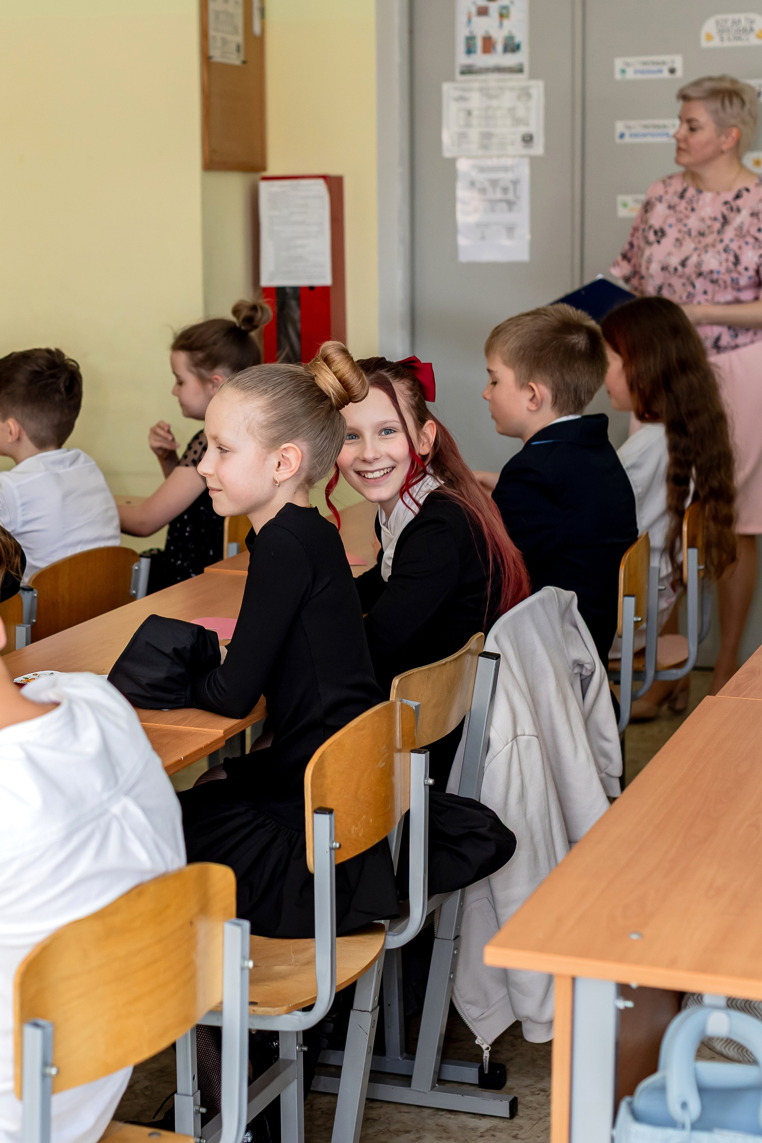 Выпускной в начальной школе в классе. Фотограф и видеограф Москва. Свадебный фотограф, видеограф. Выпускные альбомы. Оживающие альбомы