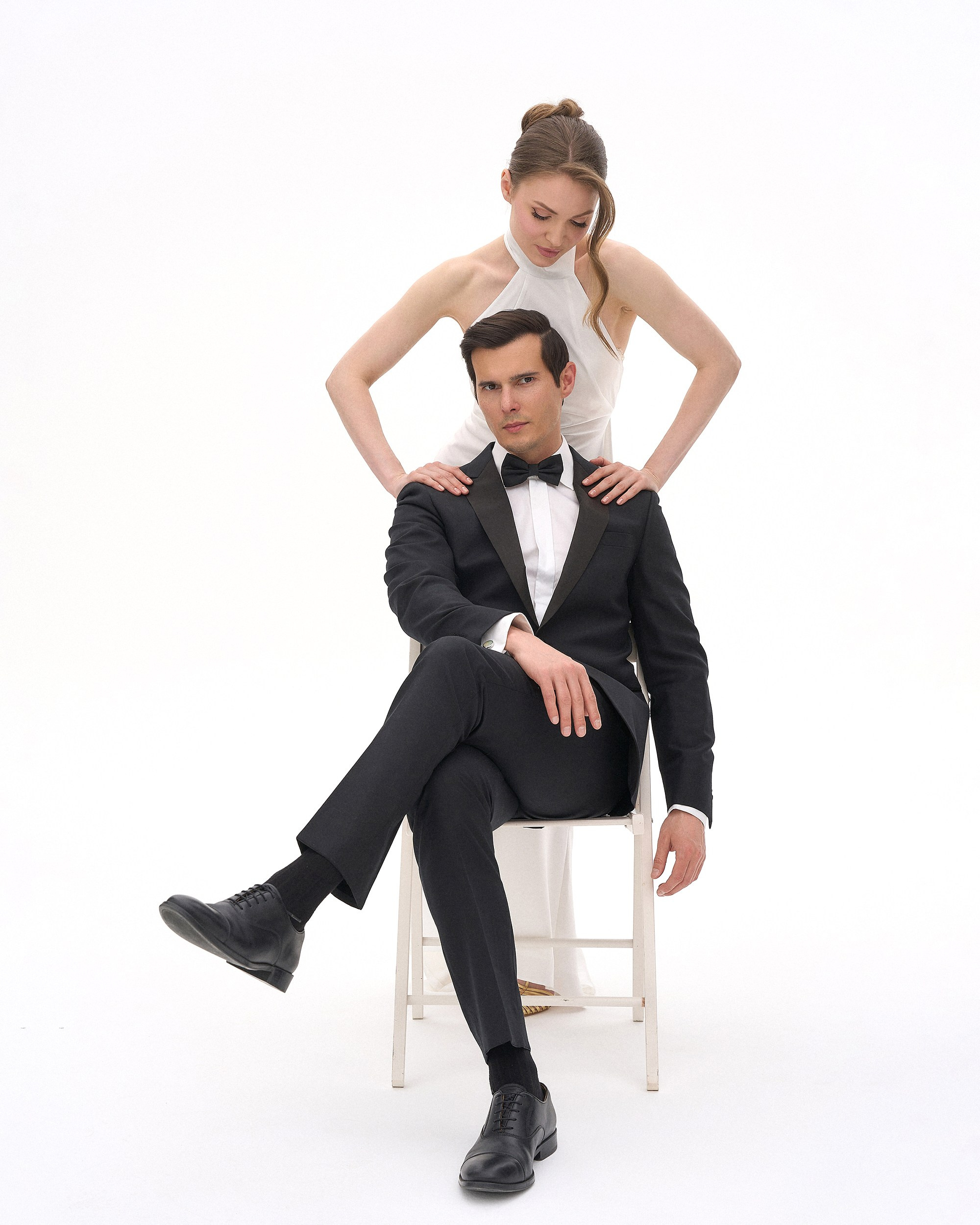 Пара на белом фоне в студии, классический портрет в полный рост, минимализм в свадебной фотографии, фотограф Дмитрий Цветков, Санкт-Петербург