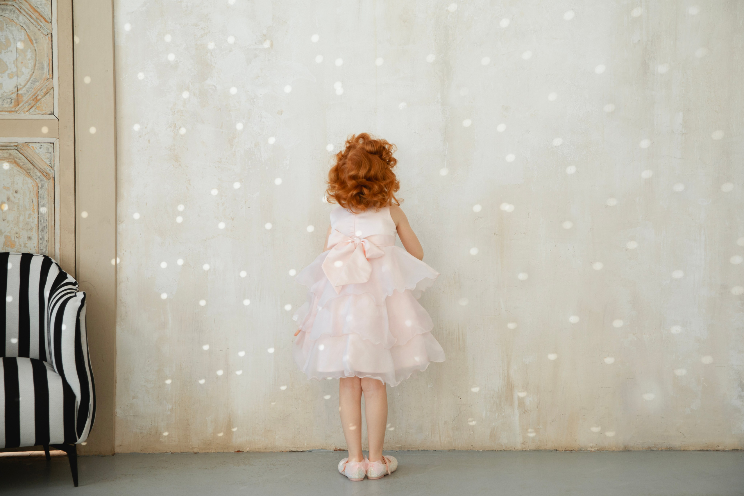 девочка и дискошар ,студийная съемка детей в Иваново