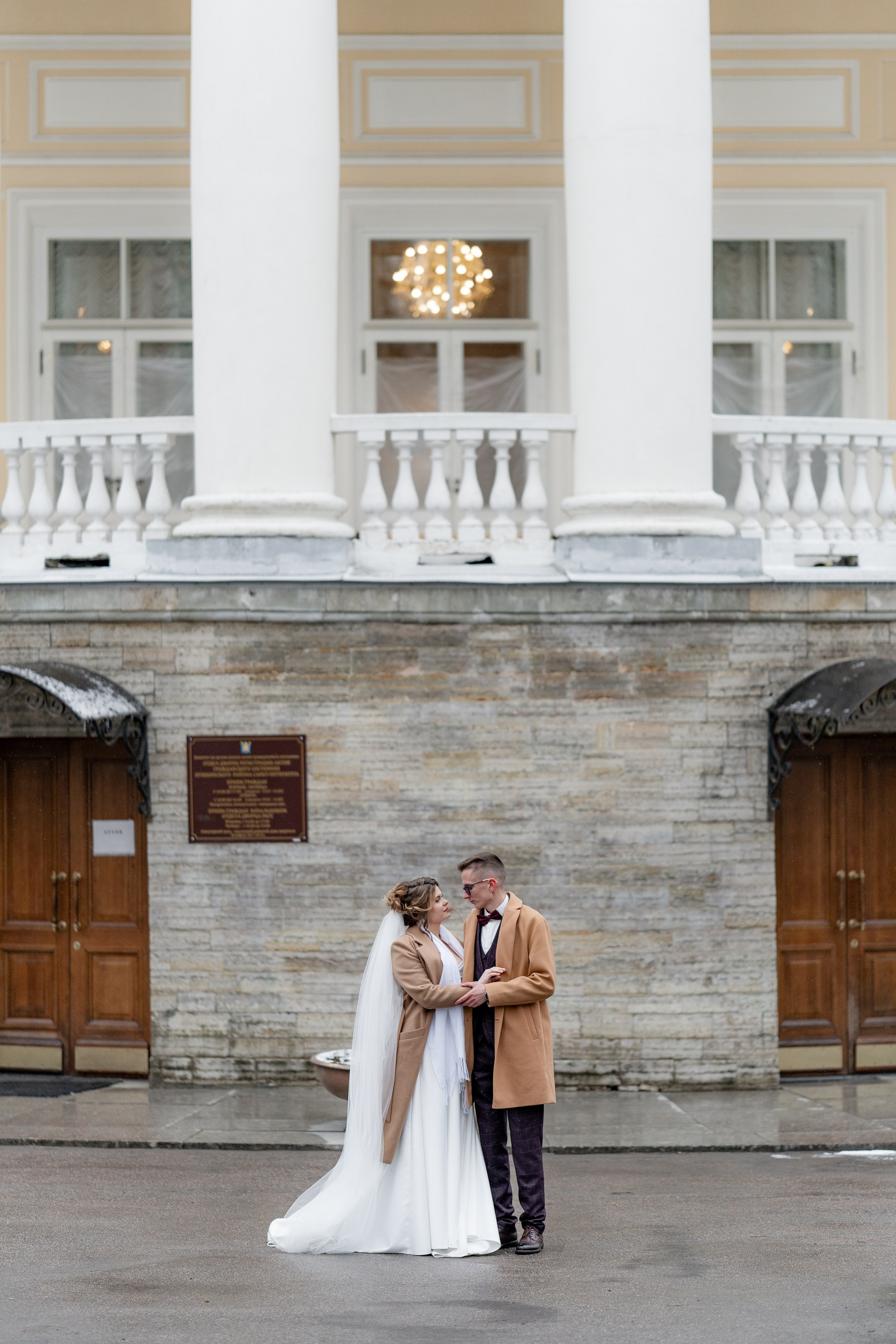 жених и невеста с обратной стороны дворца бракосочетания 3 в Пушкине