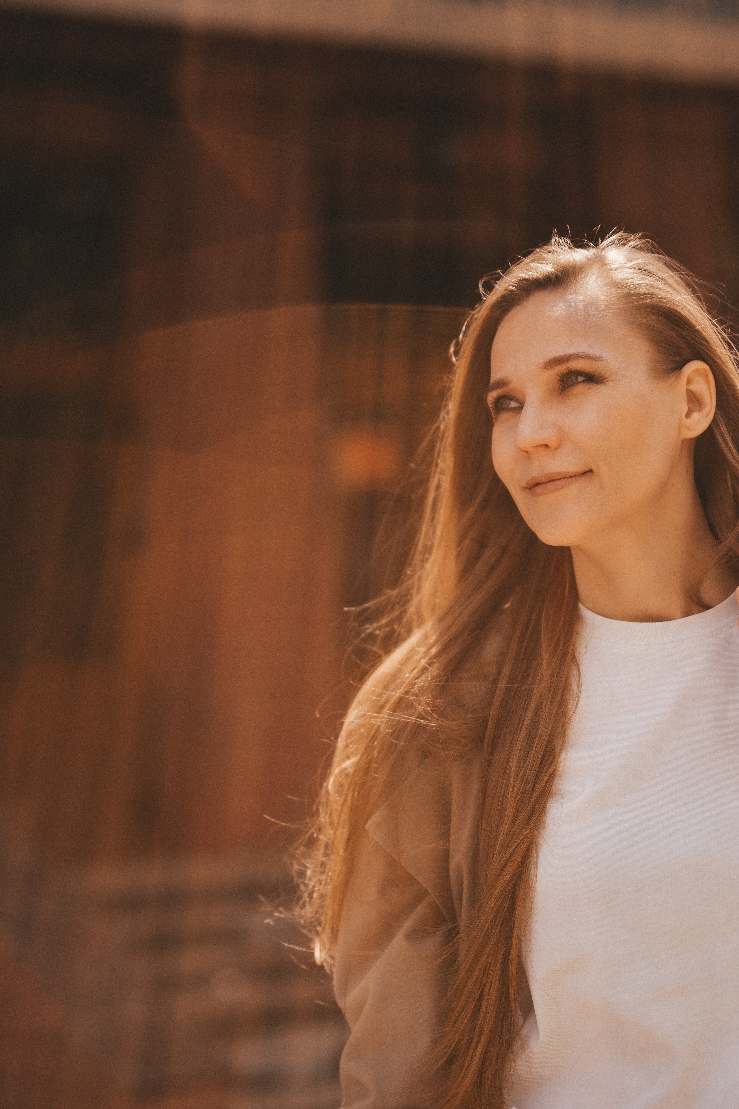 Портрет девушки с длинными волосами