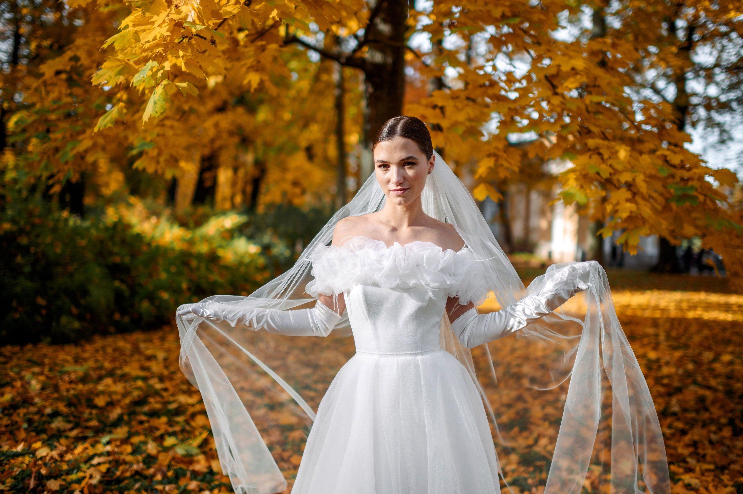 Осенняя великолепная свадебная прогулка жениха и невесты в октябре в Санкт-Петербурге в Михайловском парке и у Атлантов на Миллионной улице. Портретный, семейный и свадебный фотограф в Санкт-Петербурге и в Пушкине Ширяев Денис