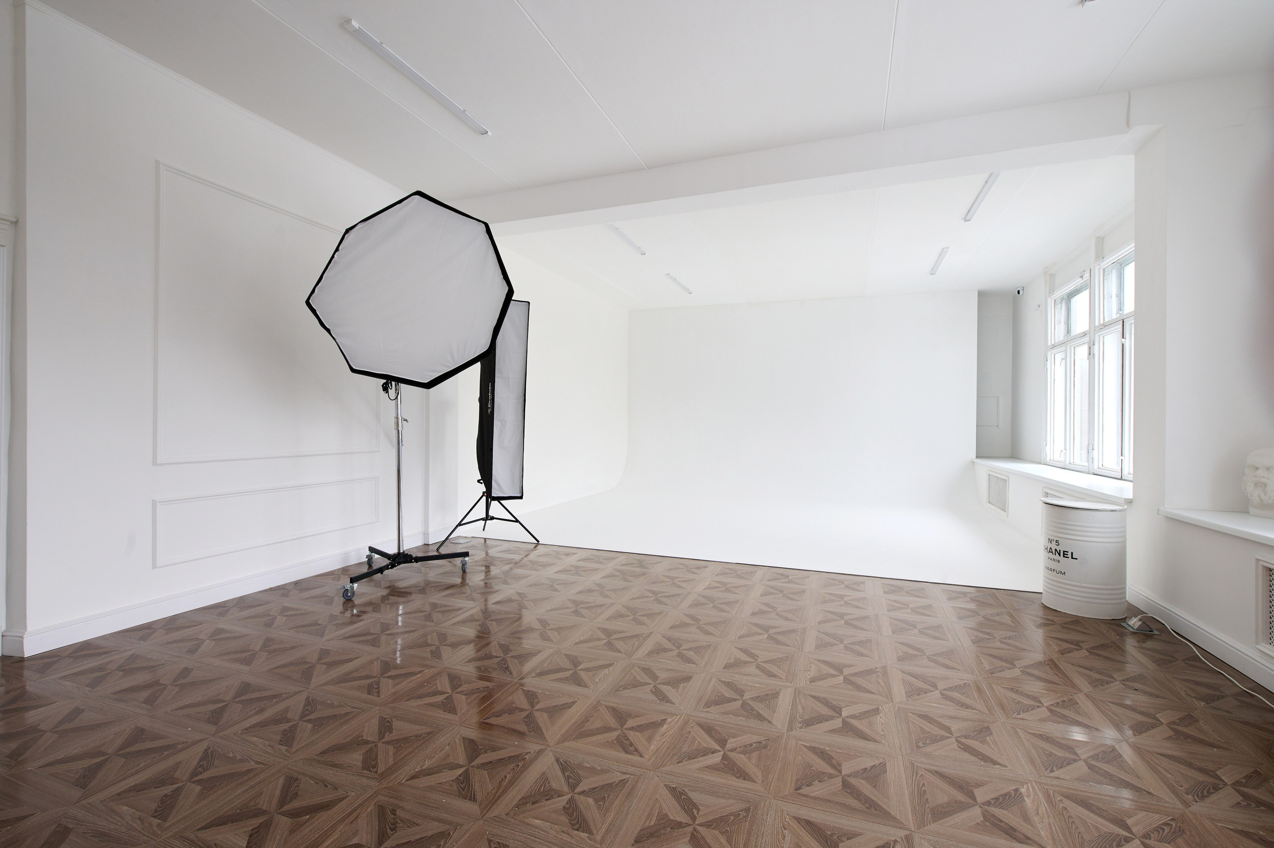 ЗАЛ ВRАND — просторный 80 м² светлый зал фотостудии с циклорамой в Москве. TRANSFORM.STUDIO | ЛОФТ И ФОТОСТУДИЯ ТРАНСФОРМ СТУДИО | ПРОДАКШЕН | АРХИТЕКТОР БРЕНДА: ФОТОГРАФ | ИМИДЖМЕЙКЕР| СТИЛИСТ МОСКВА