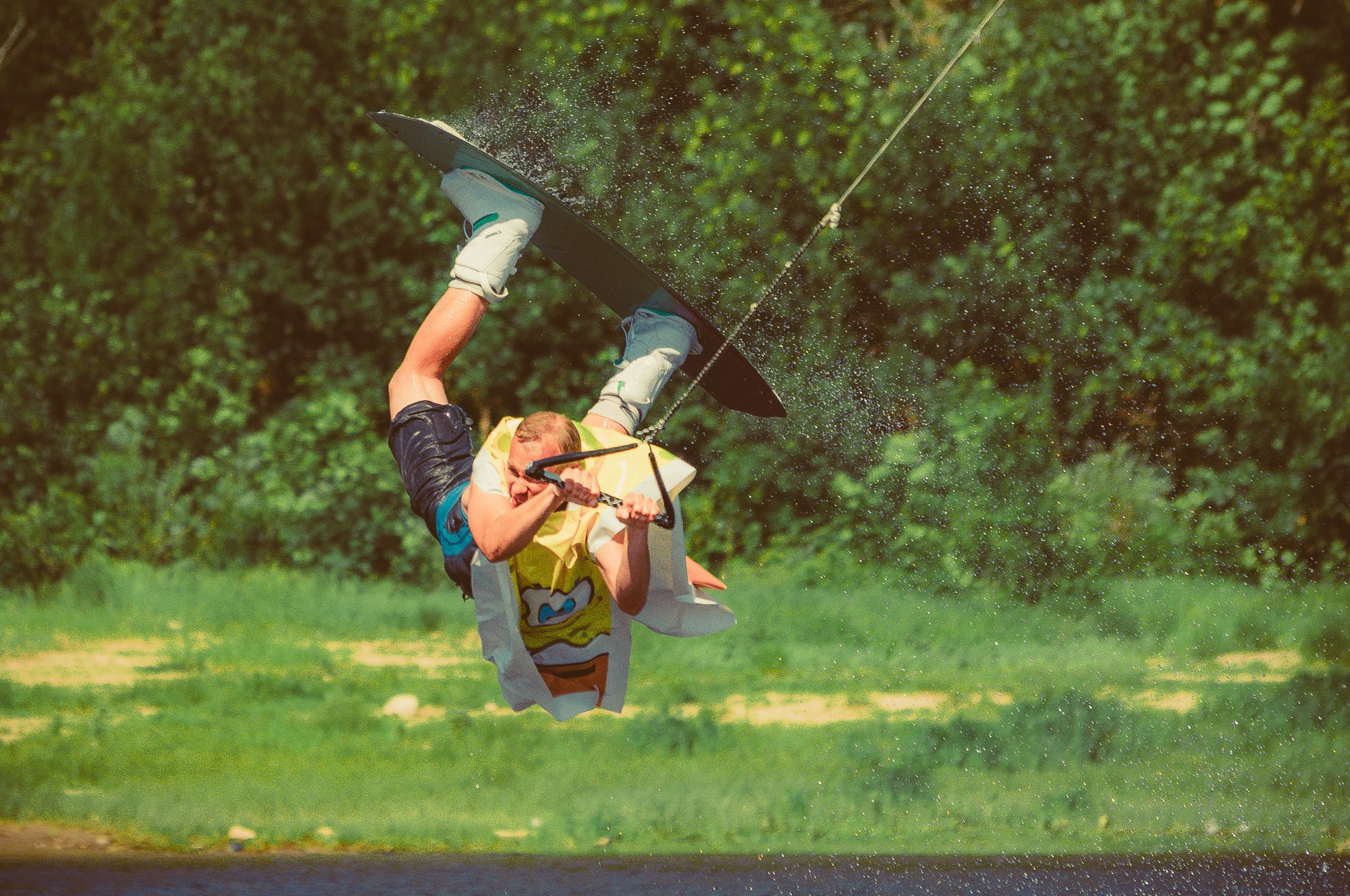 Вейкбордист летит над водой
