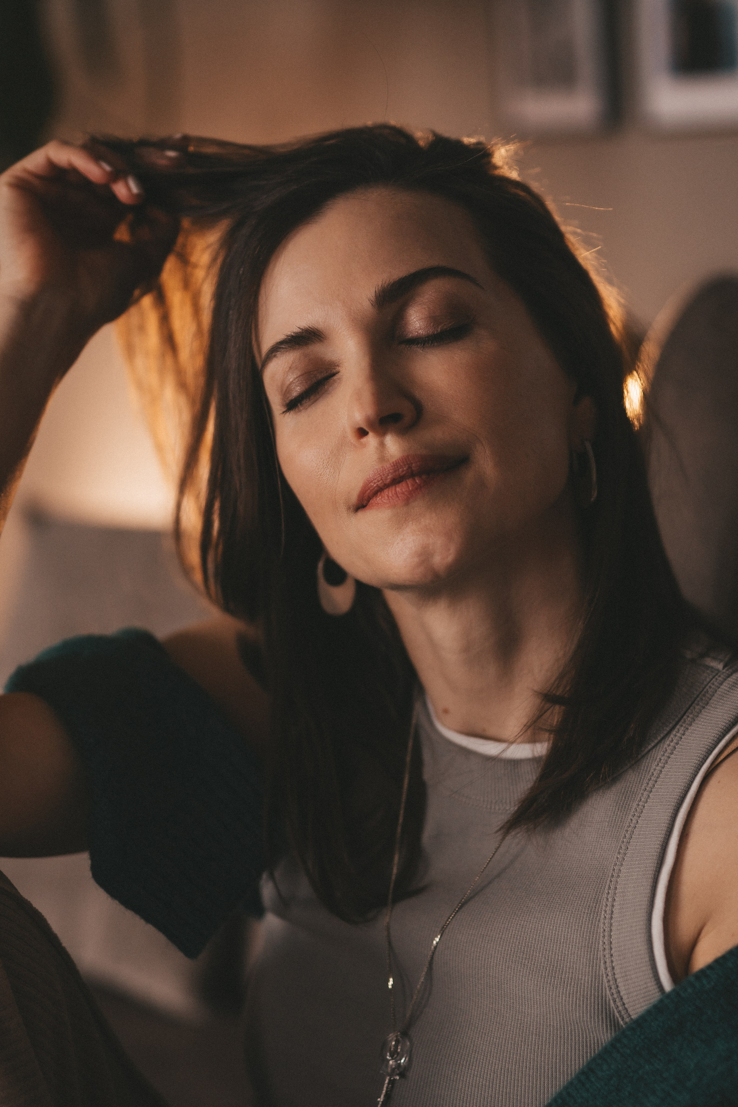 Женский портрет дома с естественным светом во Владивостке. Портретный и семейный фотограф во Владивостоке Светлана Мухильченко