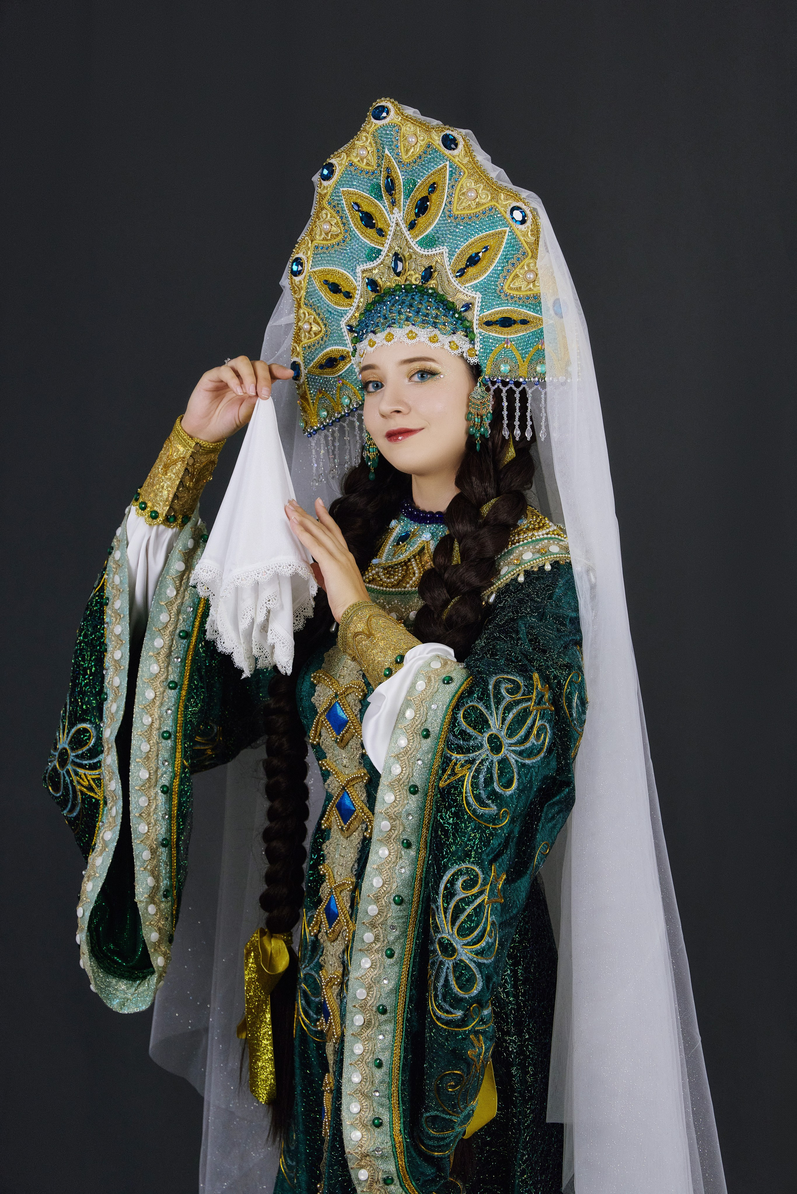 Косплей фотосъёмка в Находке и Владивостоке - пример фото с девушкой в образе василисы на тёмно-сером фоне