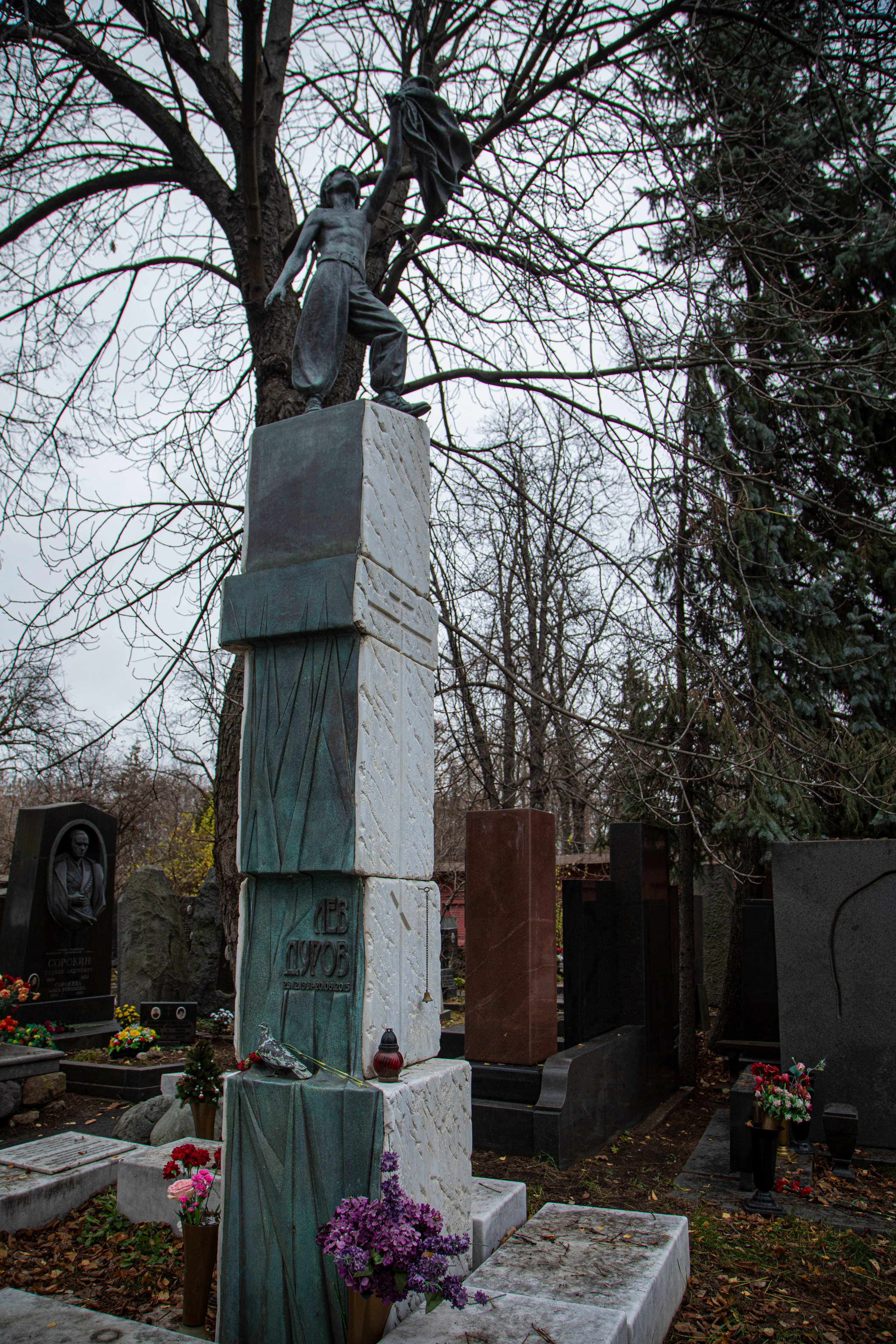 Осенняя прогулка по Новодевичьему кладбищу. Фотограф Сергей Ловкий