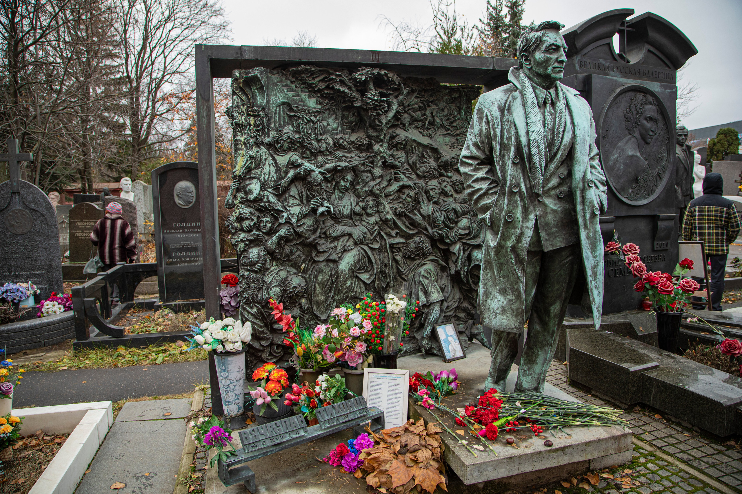 Осенняя прогулка по Новодевичьему кладбищу. Фотограф Сергей Ловкий