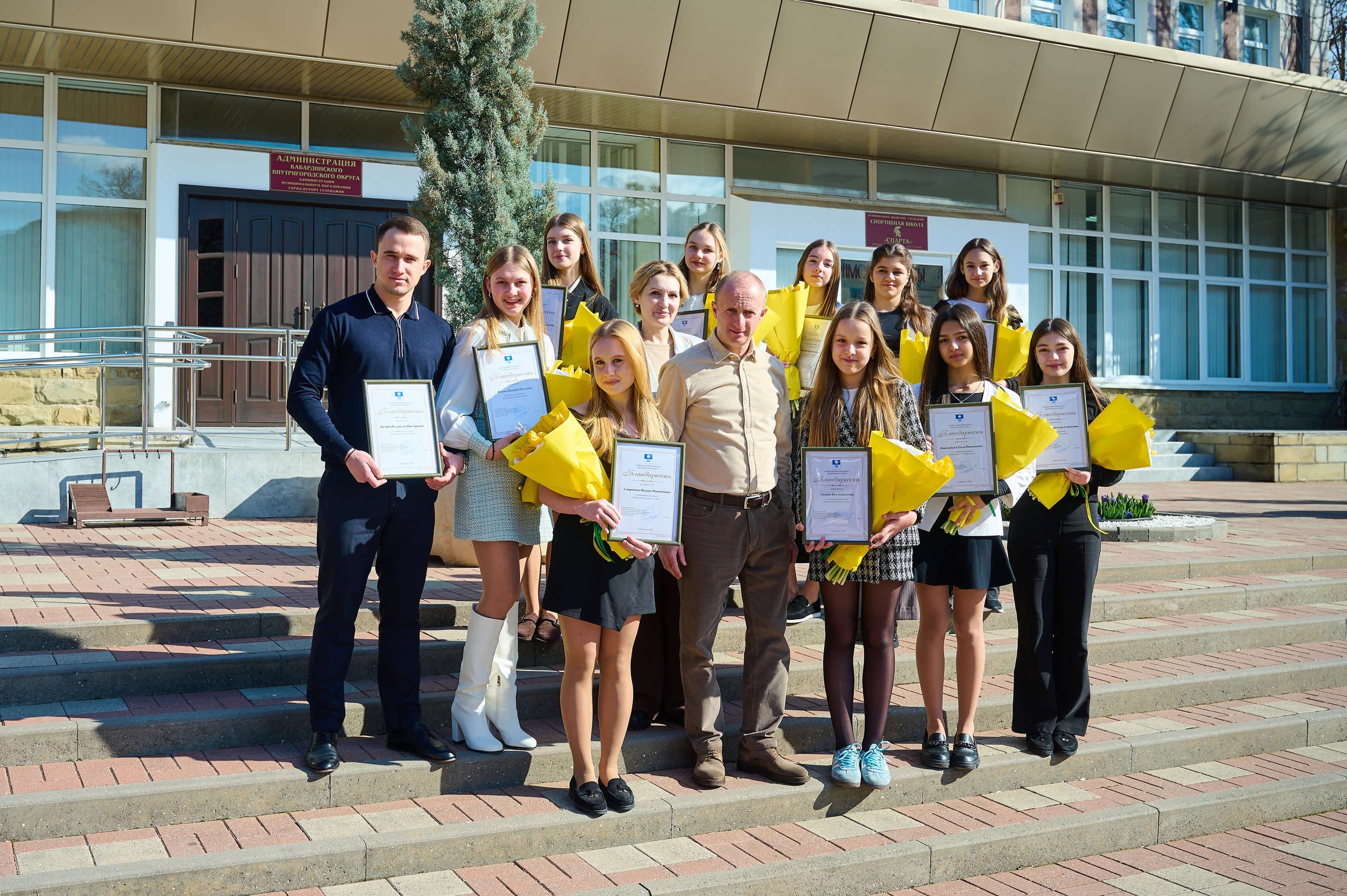 Поздравления девочкам Кабардинки от Главы округа Кялова Г.Е. Жизнь курорта Кабардинка в фотографиях